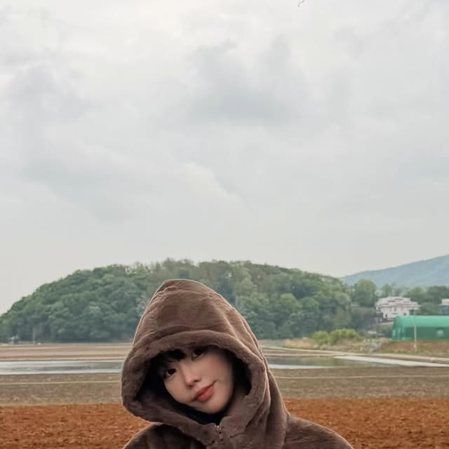 #협찬
요즘 매일 손이 가는 후드 퍼 자켓 🩶

폭닥한 퍼 소재라 가볍게 걸쳤는데도
체온이 확 올라오는 느낌이라 요즘 날씨에 딱이에요.

후드 포인트 덕분에 더 따뜻하고,
그레이 컬러라 어떤 코디에도 데일리하게 잘 어울려요.

퍼가 부드럽고 촘촘해서 볼륨감도 예쁘고,
밑단 스트링으로 핏 조절이 가능해서
실루엣을 다양하게 연출할 수 있어요.

꾸안꾸 스트릿 무드 좋아하시면 특히 추천 🤍

#오사와 #OSAWA #퍼자켓추천 #퍼자켓
