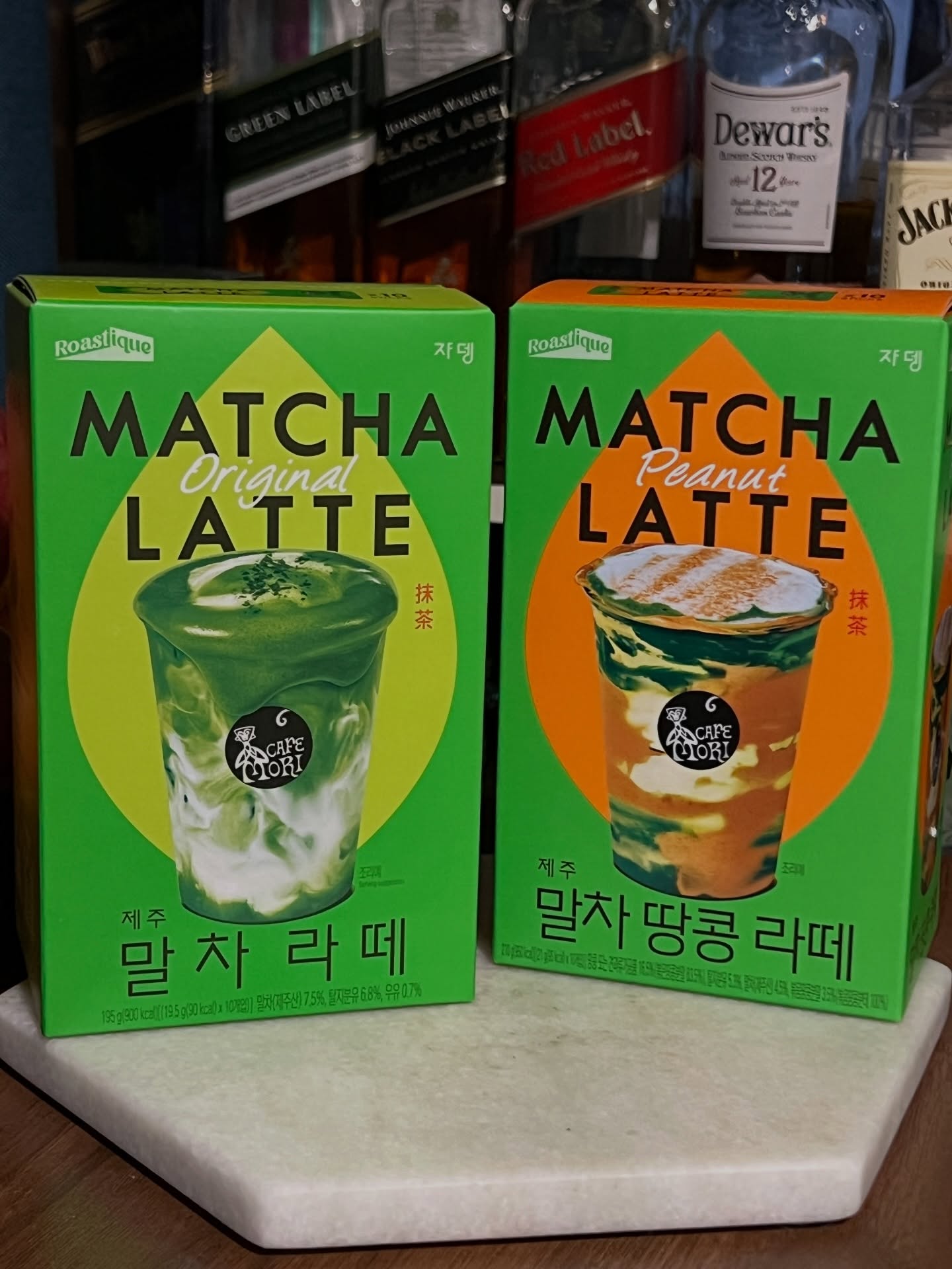 #광고

말차 좋아하는 분들… 이거 진짜 꼭 드셔보세요 !!!! 🥹🍵💚

쟈뎅 말차라떼는 첫 입 마시자마자 말차 향이 확 올라오는데 너무 쓰지 않고 부드럽게 넘어가서 딱 좋았어요..!!!! 
보통 두유나 우유랑 섞였을 때 그 고소한 느낌이 진짜 카페에서 사먹는 느낌 그대로ㅎㅎㅎ,,,
물에 녹여먹어도 맛있는데 개인적으로는 우유가 딱이었어용 ㅎㅎㅎ

근데 ,,, 저는 마셔봤을 때 말차땅콩라떼가 더 취향이었어요🥜🍵
말차 특유의 쌉싸름함에 땅콩 고소함이 들어가니까 완전 디저트 먹는 느낌…!
아침에 사과랑 같이 먹으니까 진짜 조합이 꿀이더라구요..ㅜㅠㅎㅎ
살짝 달달한데 무겁지 않아서 계속 손이 가요!!!!

집에서 얼음 넣고 꾸덕하게해서 마시면 홈카페 분위기 바로 완성💚💚💚
말차 좋아하면 둘 다 꼭 먹어봐야 돼요.
저희 가족니 너무 잘 먹어서 벌써 재구매 생각중이에요ㅋㅋㅋㅋㅋ

#쟈뎅말차라떼 #쟈뎅 #쟈뎅말차땅콩라떼 #쟈뎅라떼