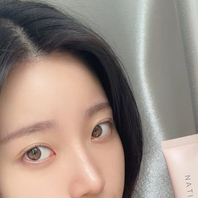 #광고 @natinda_official 
요즘처럼 피부가 예민해지기 쉬울 때는
메이크업도 덜어내는 게 정답인 것 같아요💗

위 사진도 쌩얼에 톤업크림만 사용했는데
자연스럽게 화사해지니 예뿌더라구요🎀

나틴다 칼라민 샤이니 톤업크림은
칼라민 성분 덕분에 붉은 기와 홍조를
차분하게 다독여주면서도,
피부 속부터 차오르는 맑은 광채를 만들어줘요✨

무엇보다 로션처럼 부드럽게 흡수되니까
겉도는 느낌 없이 밀착력이 정말 좋아요🤍

투명하고 빛나는 피부를 연출하고 싶은 분들께 강추🥺💕

✅ 피부 자극 없이 자연스럽게 톤업되는 저자극 톤업크림
✅ 얼굴, 팔, 다리 어디든 사용 가능한 올인원 케어

#나틴다 #나틴다톤업크림 #칼라민톤업크림