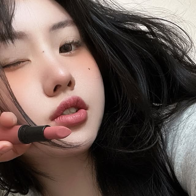 #협찬

💋나틴다 에어리 벨벳 립스틱💄

✅MLBB 컬러 조합
감성 필터를 씌운 듯 여리여리한 5종 컬러 라인업

01
Sunset peach
선셋 피치

02
Chili Move
칠리 무브

03
Berry Beam
베리 빔

04
Dear My Brick
디어 마이 브릭

05
Glory Red
글로리 레드

✅보송한 텍스쳐 안 바른듯 가벼운 질감에 선명하고 부드러운 텍스쳐

✅매트 포뮬러 묻어남, 각질 부각 적은 부드럽고 매끄러운 발림성

✅편안하고 가벼운 픽싱 한겹 한겹 여러번 레이어링해도 가벼운 소프트 매트 립스틱

✅크리미한 발림성 크리미하고 촉촉하지만 겉은 보송하게 발색되는 립컬러

-신세계면세점(온라인) 입점제품입니다-

#나틴다 #나틴다립스틱#나틴다벨벳립스틱#벨벳립스틱