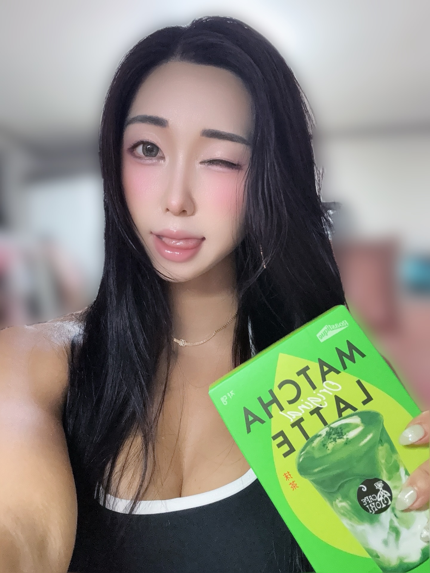 #광고
[음식] 🌿쟈뎅 말차라떼(JARDIN MATCHA LATTE) - 제주에서 재배한 세레모니얼 등급 말차를 블렌딩해 제조

🌱음용방법🌱
- HOT: 분말과 온수 140ml를 넣고 저어주면 완성!
- ICED: 온수 70ml에 분말을 녹여준 후 얼음 70g을 넣어 시원하게!

✔쟈뎅 말차라떼의 Check Point❗
1️⃣ 제주도산 말차 사용 – 제주에서 자란 어린 찻잎 사용
2️⃣ 세레모니얼 등급 말차 블렌딩 – 세레모니얼 등급 유기농 말차
3️⃣ 스틱 하나로 OK! - 언제 어디서든 섭취 가능
4⃣ 다양한 맛으로 즐기는 카페모리 말차라떼 6종 – 라떼, 크림바닐라, 블루베리, 딸기, 땅콩, 오트

✨섭취 후 REAL REVIEW✨
1️⃣ 평소 말차를 좋아해서 카페 가면 가끔 말차라떼를 먹을 때도 있는데, 이 쟈뎅 말차라떼는 집에서 하나씩 타서 먹기에 간편하였고 진한 말차에 온수가 아닌 우유를 타서도 먹기에 부드럽고 달콤하게 마실 수 있는 점에서 너무 좋았습니다:)
2️⃣ 하나씩 휴대하기 편하므로 출근할 때나 차 안에서 또는 캠핑용으로 최적인 아이템으로 추천할 수 있으면서 패키지도 예쁘기에 주변 지인들에게 선물용으로도 줄 수 있는 점에서 더욱 좋았습니다:)
3️⃣ 총 6종으로 구성되어 있어 날마다 마시고 싶은 맛으로 골라서 섭취가 가능하며 단맛은 그대로지만 몸에 흡수를 줄여주는 자일로스 성분을 함유하여 덜 부담되게 마실 수 있는 점에서 더욱 좋았습니다:)

이 포스팅은 ‘쟈뎅’으로부터 제품을 제공받아 체험 후 솔직하게 작성된 리뷰입니다.

#쟈뎅 #말차라떼 #쟈뎅말차라떼 #말차