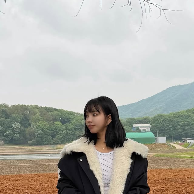#협찬 
요즘 같은 날씨에 딱 입기 좋은 점퍼 🤍

안쪽이 퍼 소재라 입자마자 포근하고,
아이보리/네이비 베이직 컬러라 어디에나 코디하기 좋아요.

지퍼 + 위아래 스냅 버튼으로 보온성도 챙기고,
밑단 스트링으로 핏 조절이 가능해서 핏이 진짜 예쁘게 잡혀요.

후드 지퍼 디테일 덕분에
후드 스타일 / 카라 스타일 두 가지 연출도 가능해서
그날 코디에 맞게 바꿔 입기 좋아요.

스트릿한 무드 좋아하시면 특히 잘 어울리는 아우터✨

#오사와 #OSAWA #아우터추천 #점퍼