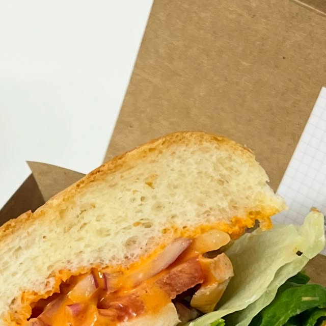 종로5가에 위치한 또간집 어스샌드위치...🥪 
@usssandwich36 

여기 진짜 저만 알고 싶지만 공유 안 하면 
유죄일 것 같아서 슬쩍 가져왔어요 (저장 필수📍) 

주문하자마자 바로 만들어주셔서 채소는 아삭하고 
빵은 고소한데 한 입 베는 순간 이게 진짜 샌드위치지 . 

매장에 콘센트도 넉넉하고 바 테이블 구조라 눈치 안 보고 
혼자 조용히 노트북 작업하거나 책 보며 먹기 너무 좋아요 :) 

📍어스샌드위치 종로5가점 
▪️월~금 08:00~21:00
▪️토~일 09:00~20:00 
​▪️종로5가역 2번 출구 도보 3분 거리 

📞0507-1360-5656
📍 포장, 배달, 예약, 무선 인터넷

#어스샌드위치 #종로맛집 #광장시장맛집 #종로혼밥 #을지로맛짐