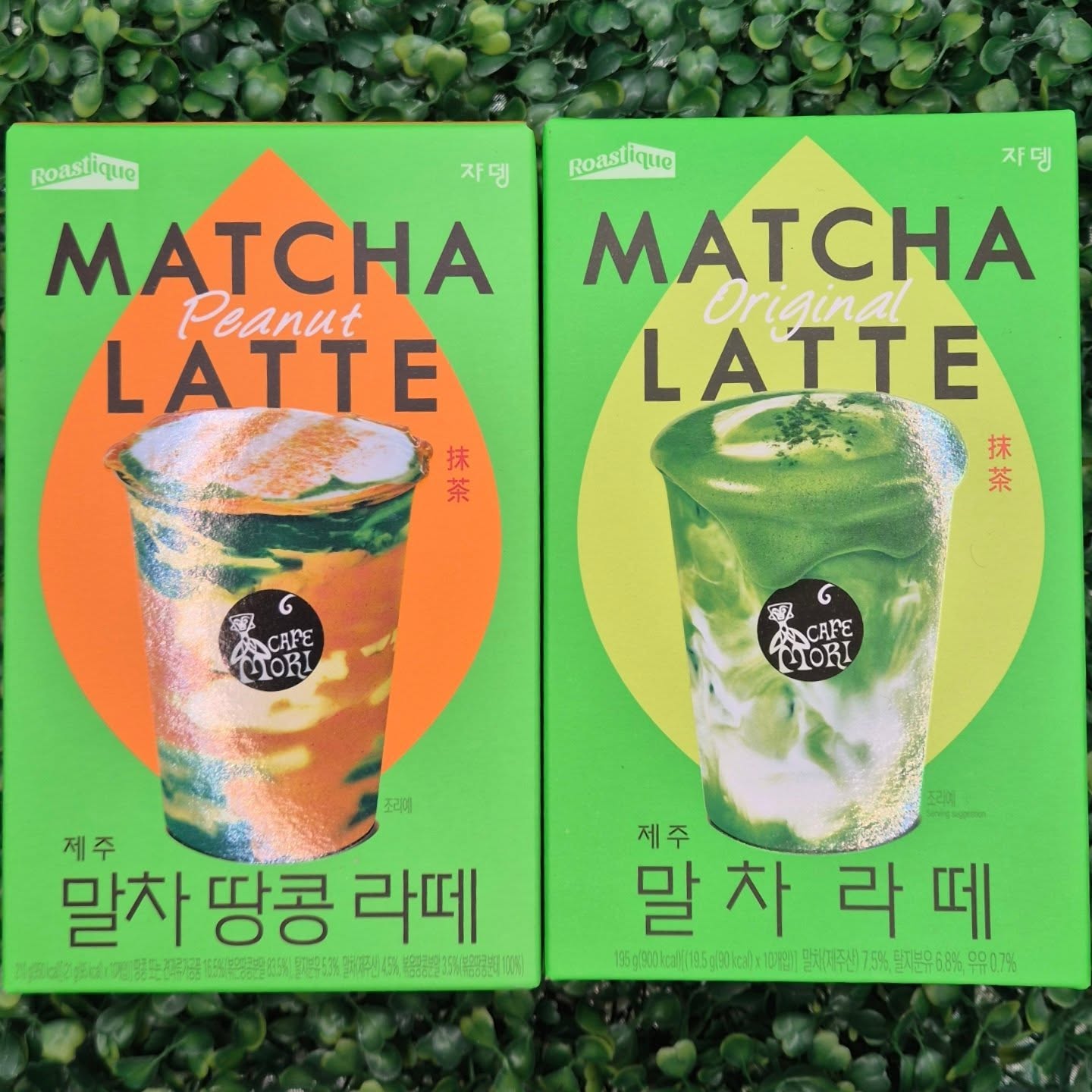 .
#광고#쟈뎅말차라떼
.
요즘 집에서 카페 느낌 내고 싶어서 먹어본
쟈뎅 까페모리 제주 세레모니얼 말차라떼 🍵💚

진하고 부드러운 말차 맛이라 텁텁함 없이 깔끔하고,
은은하게 달달해서 부담 없이 마시기 좋아요.

스틱형이라 우유나 물에 타기만 하면 바로 완성이라
바쁠 때도 간편하게 홈카페 가능 👍

저는 아이스로 먹는 게 더 맛있었고,
가끔 아이스크림 위에 뿌려 먹으면 디저트 느낌까지 나서 만족 🍨

진한 말차보다는 부드럽고 달달한 스타일 좋아하면 잘 맞을 듯 💚
.
@jardin_official
#말차라떼 #홈카페 #쟈뎅 집카페 간편음료