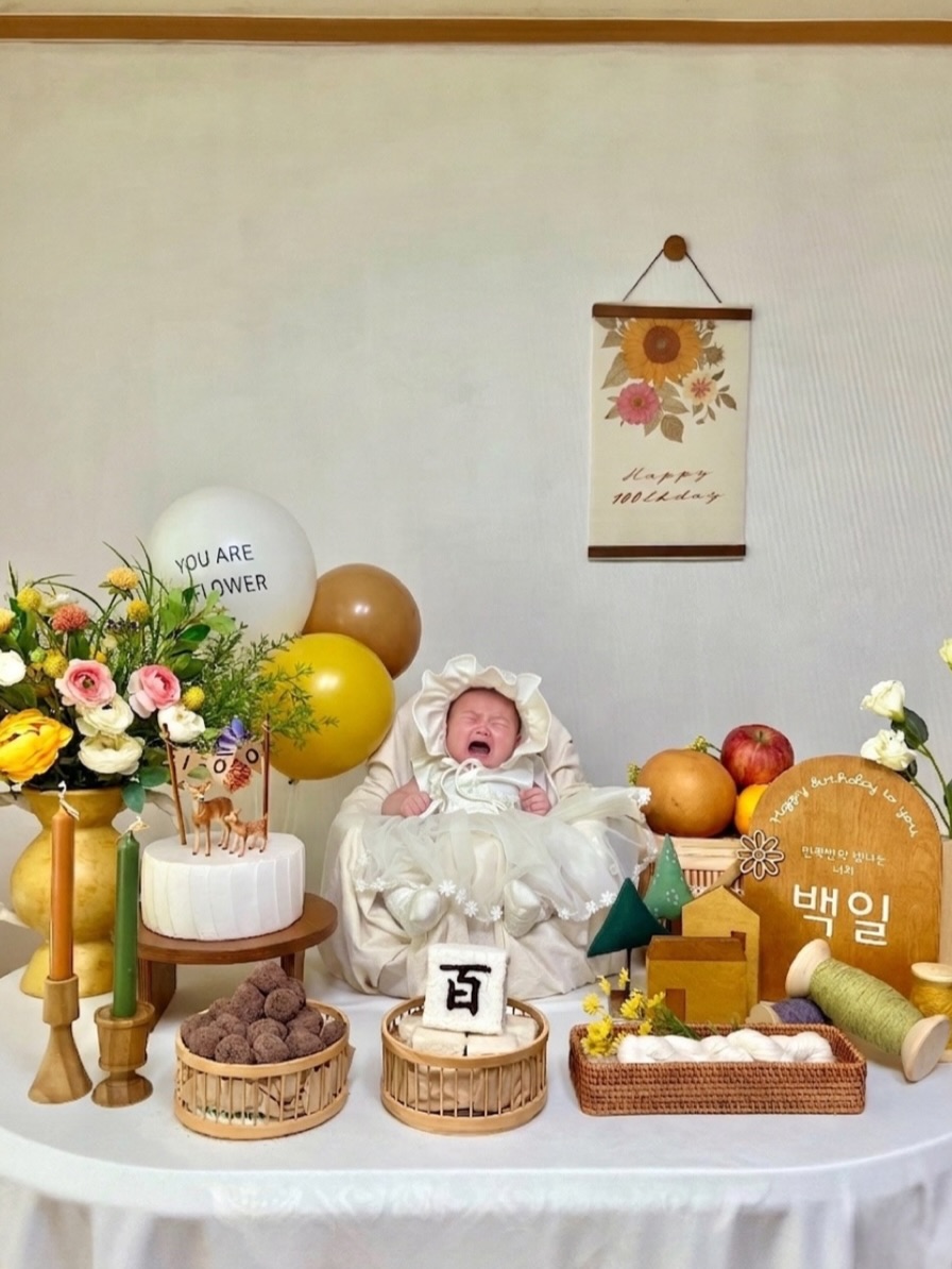 #광고 🥳오열엔딩으로 끝났지만 너무나 귀여웠던 쑥쑥이의 백일잔치🎊
미감에 자신 없는 엄마라 어떻게 해야 예쁠지 한참 고민하다가 결국 셀프 백일상 대여로 유명한 랄라래빗 @lallarabbit 의 ‘너는꽃’으로 완성했어요!
우드톤 베이스에 컬러감 있는 소품들이 하나하나 꽉 차게 구성되어 있어서 그냥 펼쳐놓기만 해도 분위기가 살아나더라고요! 기본 소품 구성이 워낙 다양하고 다채로워서 백일 떡이랑 과일만 준비했는데도 테이블이 꽉 찬 느낌이라 훨씬 수월했어요! 
엄마,아빠, 할머니, 할아버지, 이모까지 축하가 가득했던 백일잔치 끝🎉

👉🏻 랄라래빗 스마트스토어 구경가기
https://m.smartstore.naver.com/lallarabbit

#백일상대여 #셀프백일상대여 #백일상소품 #셀프백일잔치