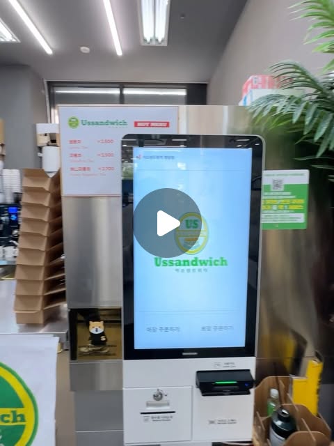 광고 청담역에서 샌드위치는 여기 추천해요 🥪

점심시간에는 직장인으로 붐비고
저는 집 앞이라
방문 포장이나 배달 종종해서 먹는
#어스샌드위치 청담역점이에요

매장에는 바 자리에서 먹을 수 있고
주로 테이크아웃이나 배달이
더 많은 곳이에요 

제대로 한 끼 되는 푸짐한 사이즈에
빵은 바삭하고
재료도 아낌없이 들어가 있어요 👏🏻
⠀
특히 자극적이지 않고
재료 조합이 깔끔해서
자주 먹어도 안 질리는 스타일이에요 😋

이 날은 안 먹었지만 종종 시키는데
스프나 쿠키도 맛있어요 🍪
⠀
🥐 어스샌드위치 (페스츄리)
바삭한 페스츄리에 신선한 양상추, 토마토랑
햄, 치즈 조합에 특제소스까지 더해져서
남편이 특히 좋아하는 메뉴에요
⠀
🥖 잠봉뵈르 (+루꼴라 추가)
프랑스 고메 버터 풍미 진하게 올라오고
담백하면서 고소한 잠봉에
바질가루로 기본기 탄탄한 맛이에요

☕ 아이스 아메리카노
🍋 레몬에이드
⠀
📍 어스샌드위치 청담역점
서울 강남구 삼성로 651 래미안라클래시 상가동 1층 108호

#청담동샌드위치 #강남샌드위치 #샌드위치맛집 #바게트샌드위치