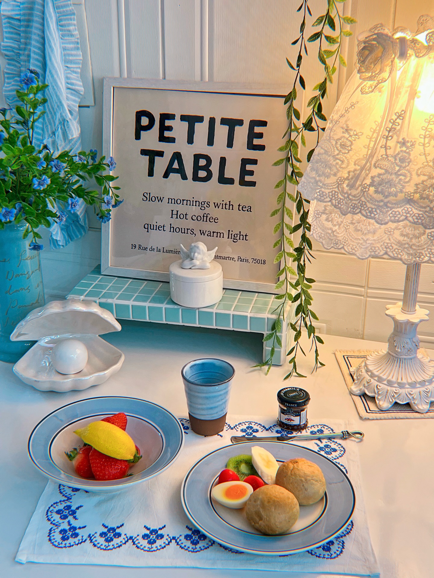 Slow morning, little table 🤍 

썰언니네 월요일 아침은 
조용하게 시작해요 

요즘 취향 저격 제대로 당한 
플레이트랑 키친 크로스 꺼내서 
가볍게 한 접시 차려봤어요 

소녀감성에 레이스 등도 사랑스러운 브런치 타임

많이 올리지 않아도 
이렇게 담아두면 
그 순간이 더 예뻐 보이더라고요 

따뜻한 커피 한 잔이랑 
가볍게 챙겨 먹는 아침 

이런 시작, 괜히 좋다 🙂 

#홈카페 #브런치 #오늘의식탁 #감성테이블 #월요일아침