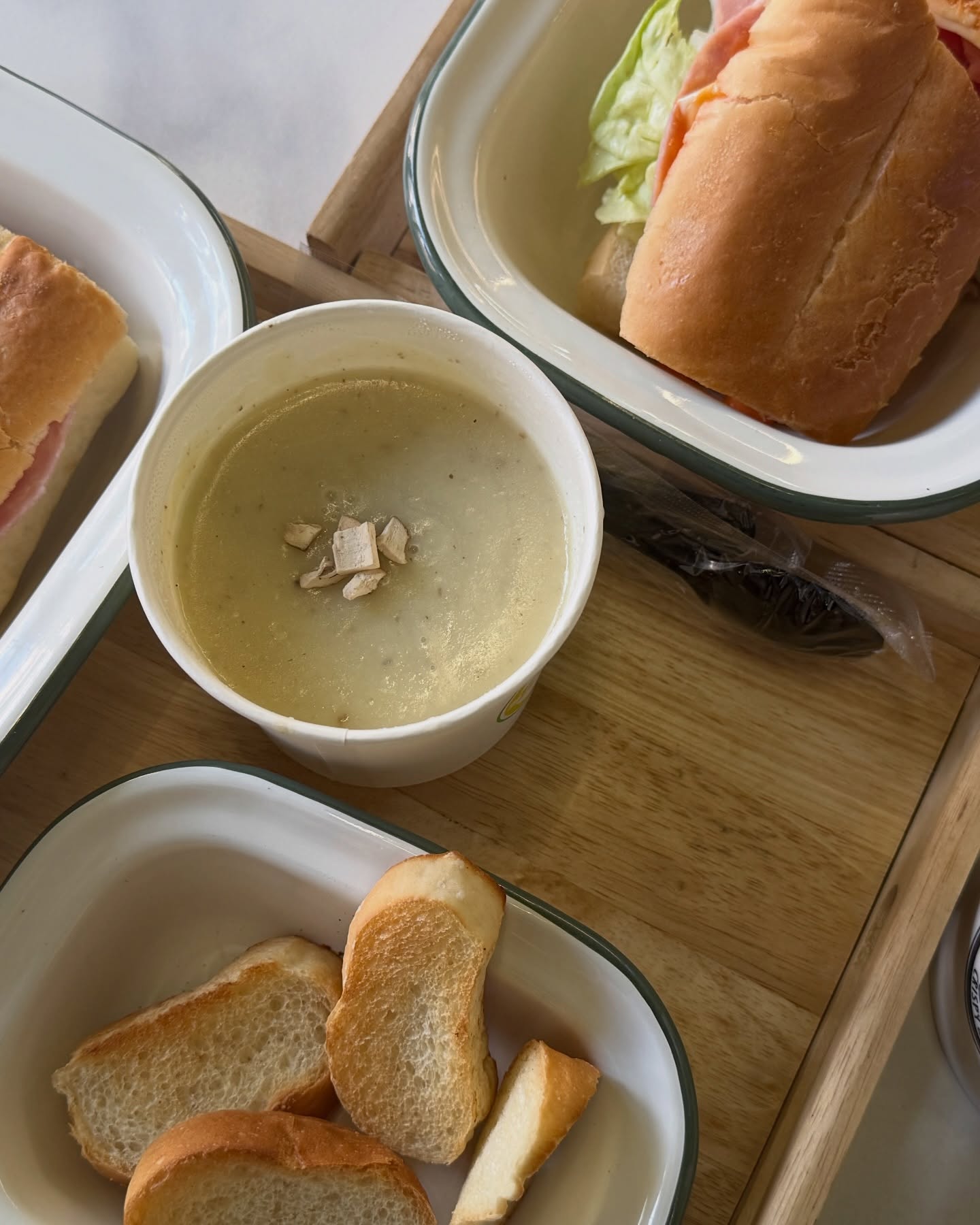#광고

천호동에서 샌드위치 찾고 계시면 여기 꼭🥪

📍 어스샌드위치 천호점
서울 강동구 상암로 146

요즘 샌드위치 맛집 찾다가 다녀왔는데
여기는 진짜 메뉴 하나하나 다 괜찮았어요.

✔ 잠봉뵈르 – 기본인데 퀄리티 확실
✔ 어스샌드위치 – 재료 조합이 포인트
✔ 어니언스프 – 같이 먹으면 완성
✔ 레몬에이드 / 아메리카노 – 깔끔하게 마무리

전체적으로 재료 신선하고
조합이 좋아서 만족도 높았던 곳이에요 🙂

👉 천호동 근처 가실 일 있으면 저장해두세요!

#강동구샌드위치 #길동샌드위치 #샌드위치맛집 #어스샌드위치