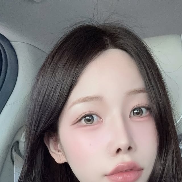 #광고 @blancdiva_official
감기 심하게걸려서 마스크쓰고 일했더니 모공 진짜 심해지고 트러블나고 거친피부가 되버린 제피부에요 🥹💦 거기에 치과치료받으면서 생긴 멍때문에도 스트레스였는데 블랑디바워터벨벳 쿠션 덕분에 멍자국 모공자국 다 가릴수있었답니다 ❤︎ 제가 이제까지 썻던 쿠션중에서도 블랑디바 워터벨벳쿠션 커버력이 진짜 좋은편에 속했었구요 ! 제가 완전 악악악악건성인데 기초 탄탄히 하니까 갈라짐도 없었답니다 또 20호도 나와서 제 피부톤에 아주 찰떡이라 메이크업할때 활용도가 아주아주 높은 친구에요 근처 올리브영 매장에 가면 볼수있는 블랑디바! 다쓰면 올리브영가서 또 재구매할 예정이에요 촉촉하게 올라가는데 마무리는 세미매트하게 표현되기때문에 뽀용한 느낌의 피부표현이 너무 예쁘게 보여진답니다 💄
⠀
⠀
#워터벨벳쿠션 #블랑디바 #보송한쿠션