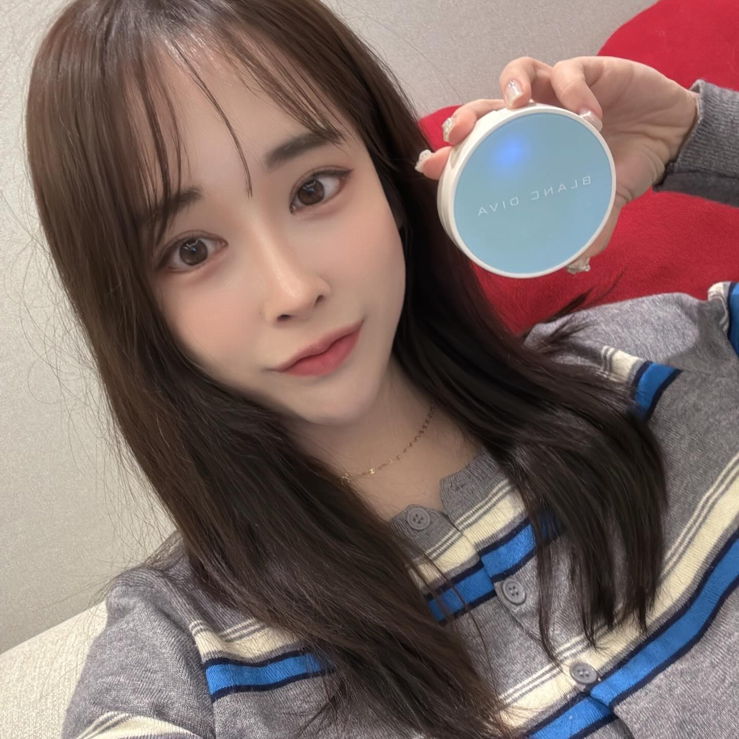 #광고
🧴블랑디바 워터벨벳쿠션 🧴
촉촉하게 도포되어 가볍게 밀착되며, 마무리는 세미매트하게 보송한 느낌으로 연출이 가능한 제품이고 얇은 한 겹이 피부에 초밀착되어 모공/요철/홍조/트러블 등 피부 위 얇은 필터 씌운 듯 자연스러운 커버가 가능해요! 그리고 묻어남을 최소화한 보송한 마무리감으로, 하루 종일 편안하고 산뜻한 피부 상태를 유지가 가능하답니다 ♥️
.
.
#워터벨벳쿠션#블랑디바#보송한쿠션