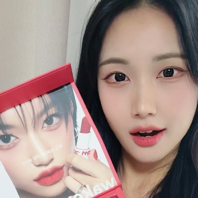#광고 여러분 저 시딩 받았어요!!!!! 너무 행복한 코덕됨,,💗 
웨메 도연이 뮤즈로 선정할 때부터 
감다살이라고 생각했는데 쿄카까지👍

이번 시딩은 My color, My way라는 슬로건과 함께
소프트 블러링 밤 스틱 신상 컬러 2가지,
헬시 글로우 밤 스틱 신상 컬러 1가지와 
베스트 컬러인 로즈뱅, 피그레드 컬러까지 담겨 있어요! 

립과 찰떡인 소프트 블러링 아이팔레트 #뮤트로즈블러링 까지
너무 은혜로와서 입틀막,,🫢 

부드러운 무스처럼 녹아들면서 
입술에 착붙하는 소프트 블러 밤 제형+또렷한 컬러감
저는 도연 픽 컬러인 레이서 컬러 너무 예쁘더라구요
립은 레이스, 아이메이크업은 뮤트로즈 블러링으로 
메이크업 완성✨

#웨이크메이크 #wakemake #코덕