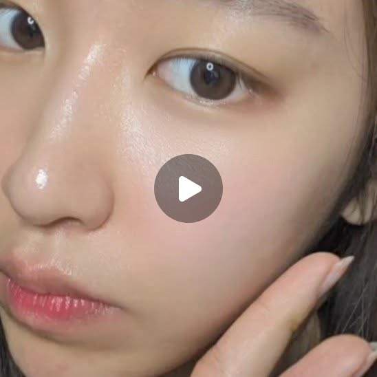 #광고 진주알 같은 비주얼이라 처음부터 눈길 갔던
 아띠코스 포르셀 링클 케어 크림🤍

투명겔 안에 3D 입체 캡슐 알갱이가 들어있는 제형인데
 바를 때 톡톡 터지면서 피부에 촉촉하게 스며드는 느낌이 넘 신기했어요✨

저는 아직 깊은 주름 고민은 없는 편이지만
 잔주름은 생기기 전에 미리 관리하는 게 중요하다고 해서
 요즘 데일리 케어로 꾸준히 바르는 중인데요ㅎㅎ
아데노신 성분이 함유된 주름 개선 기능성 화장품이라
 눈가뿐만 아니라 얼굴 전체에 편하게 바르기 좋았고,
 펩타이드 성분까지 들어 있어서 피부가 좀 더 탄탄해 보이는 느낌!

무엇보다 끈적임이 적은 산뜻한 젤 타입이라
 아침, 저녁 부담 없이 사용하기 좋더라구요☺️
저는 투명겔이랑 진주알 캡슐을 같이 섞어서 바르는데
 바르고 나면 피부가 촉촉하게 차오르면서 광이 진짜 예쁘게 돌아요✨
 괜히 얼굴도 더 환해 보이는 느낌이라 만족중,,🤍

요즘 피부 컨디션 관리용으로 잘 쓰고 있는 크림입니당ㅎㅎ

#나틴다#포르셀#알갱이크림#캡슐크림#아띠코스#주름케어#링클케어#링클크림#잔주름케어#올인원링클케어#주름개선인증#고함량주름케어#주름크림#아이크림#입체캡슐크림#피부탄력#피부결개선#기능성화장품