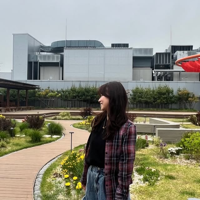 #협찬

🛍️비비브라운 85-VIVA085 레트로 패턴 슬림핏 
긴팔 체크 셔츠 블랙

레트로한 체크 패턴에 슬림하게 떨어지는 핏까지 🤎
입자마자 분위기 완성되는 셔츠.
허리라인 따라 자연스럽게 잡히는 실루엣이라
단독으로 입어도 예쁘고, 아우터 안 레이어드해도 무드가 살아나요✨
깔끔한 카라넥 디자인이라
데님, 스커트, 슬랙스 어디에나 잘 어울리는 데일리템.
요즘 가장 자주 손 가는 셔츠 🫶

#비바브라운 #여자셔츠 #체크셔츠 #크롭셔츠