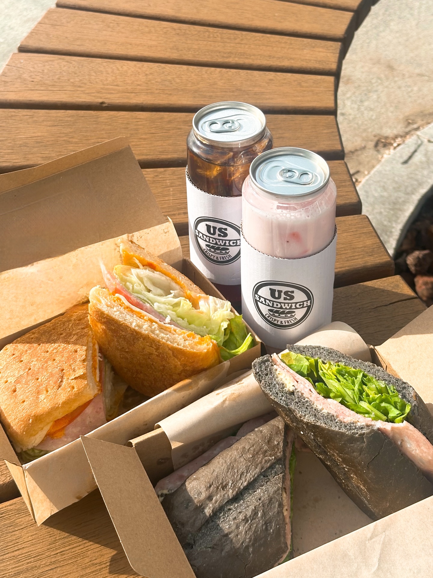 #광고

🥪청담에서 만난 로드샌드위치 맛집
어스샌드위치 청담역점 다녀왔어요✨

청담역 근처에서 가볍지만
든든하게 먹을 청담샌드위치
찾다가 방문했는데~
생각보다 메뉴가 다양해서
고르는 재미가 있더라구요👍🏻

페스츄리 로드 샌드위치,
먹물 트러플 잠봉뵈르,
딸기라떼, 아이스 아메리카노를
주문했어요🍓☕

특히 바게트샌드위치 좋아하시는
분들이라면 만족하실 것 같아요.
바게트와 페스츄리 기반의 샌드
위치가 다양하게 준비되어 있고,
잠봉뵈르 메뉴도 있어서 취향대로
고르기 좋았어요😋

페스츄리 로드 샌드위치는
겉은 바삭하고 속은 푸짐해서
한 끼 식사로도 충분한 느낌이었고,
먹물 트러플 잠봉뵈르는 고소한
풍미가 은근 매력적이었어요🖤

쿠키나 스프처럼 같이 곁들이기
좋은 메뉴도 있고~
아메리카노, 라떼, 티, 에이드까지
음료 종류도 다양해서☕️🍸🍵
샌드위치랑 함께하기 딱 좋았어요❣️

청담 근처에서 샌드위치맛집!
어스샌드위치 청담역점 추천드려요✨
사장님도 친절하시고 메뉴도 다양해서
다음에 또 재방문하려구요🙌

📍서울 강남구 삼성로 651 1층
⏰ 09:30~20:00

_
.
.
#어스샌드위치 #청담동샌드위치 #강남샌드위치 #샌드위치맛집