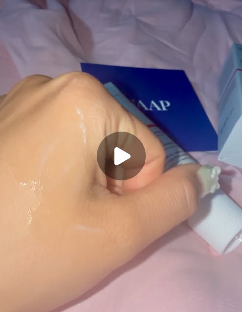 #협찬
[뷰티] 🌿냅 레티 코어 2.0&리쥬 코어 4.0 크림(NAAP Reti Core 2.0 Cream&Reju Core 4.0 Cream) - 주름 개선, 미백, 탄력 강화까지 한 번에 케어하는 2중 기능성 크림&피부 장벽과 진정을 동시에 케어하는 2중 기능성 크림
: 한국 내 약국 채널에 입점 중인 신제품
: 민감성 피부도 안심하고 사용 가능한 저자극 진정 및 보습 크림
: 미백 및 주름 개선 2중 기능성 화장품

🌱효능효과🌱
: 미백 및 주름 개선 & 피부 진정 및 탄력 강화

🌱사용방법🌱
: 스킨케어 마지막 단계에서 적당량을 덜어 피부에 골고루 펴 발라줍니다.

🌿‘NAAP’ - 쓰임을 담은 공식, 냅

✔️냅 레티 코어 2.0&리쥬 코어 4.0 크림의 Check Point❗️
1️⃣ PDRN 40,000ppm 함유된 고함량 PDRN 크림 - 피부 재생 및 탄력 개선 도움
2️⃣ 레티놀 + 바쿠치올 복합 성분이 고함량 함유된 미백 및 탄력 케어 크림

✨사용 후 REAL REVIEW✨
1️⃣ 평소 스킨케어 마지막 단계에서 크림으로 마무리하는데, 이 냅 레티 코어 2.0과 리쥬 코어 4.0 크림은 피부 고민에 따라서 데일리로 골라서 자극 없이 바를 수 있으면서 저처럼 민감성인 피부에도 안심하고 사용할 수 있는 점에서 너무 좋았습니다:)
2️⃣ 피부 겉과 속까지 모두 수분을 충전해 주어 피부 결을 매끈하게 정돈해 주고 낮과 밤 상관없이 데일리로 편하게 사용할 수 있는 점에서 더욱 좋았습니다:)
3️⃣ 피부 수분과 탄력을 꼼꼼히 채워 탄탄한 피부 장벽으로 회복해주고 자극받은 피부를 빠르게 진정해주면서 이 크림을 바른 후에 베이스 메이크업을 하면 깔끔한 피부 표현을 할 수 있는 점에서 너무 좋았습니다:)

이 포스팅은 ‘NAAP’으로부터 제품을 제공받아 체험 후 솔직하게 작성된 리뷰입니다.

#냅 #NAAP #진정크림 #보습크림