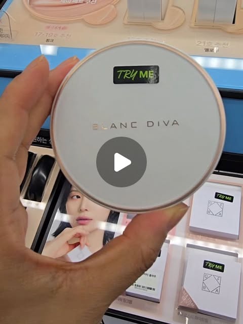 #광고

이번에 정원박람회 다녀오면서 완전 인생 쿠션 발견했어요! 

하루 종일 선글라스 끼고 돌아다녔더니 코 옆에 선명하게 
자국이 남아서 진짜 민망했는데, 올리브영에서 구입한 
블랑디바 글림 커버리지 쿠션으로 톡톡 두드려봤거든요? 
근데 진짜 대박... 
선글라스 자국이 감쪽같이 사라지면서 피부가 다시 
뽀용뽀용하게 살아나더라고요!

​이게 입자가 엄청 작아서 그런지 주름이나 모공 사이사이까지
촘촘하게 메워주는데, 두껍게 발리는 게 아니라
 얇고 매끈하게 착 붙는 느낌이라 너무 놀랐어요

360도 어느 각도에서 봐도 은은하게 광채가 돌아서 
피부가 원래 좋았던 것처럼 보여요

72시간 지속력이라더니 밤늦게까지 무너짐 없이 
매끈함이 유지되는 거 보고 아, 이건 무조건 정착이다 싶었죠

​저처럼 야외활동 좋아하시거나 커버력 중요하게 
생각하시는 분들은 가까운 올리브영 매장에서 꼭 테스트해 보세요! 상세 정보 궁금하신 분들은 하단 링크 참고해 보셔요!

​https://www.oliveyoung.co.kr/store/goods/getGoodsDetail.do?goodsNo=A000000223731

​#블랑디바 #커버쿠션 #커버력좋은쿠션 #올영추천템
