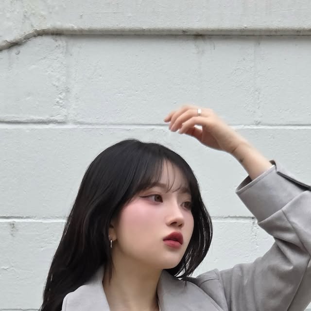 #광고 @1rony9orno_official 
86-IRO231 커브드 스티치 블루종 스웨이드 자켓
그레이 M 착용✔️

-------------------

스티치 라인이 매력적인 블루종🩶

가벼운 무게감 덕분에 하루 종일 입어도 편안해요!
또 투웨이 지퍼를 활용해서 매일 색다른 실루엣으로
연출하기 딱 좋습니다_:)

• Point 1: 앞판 스티치 디자인이 룩의 확실한 포인트
• Point 2: 밑단 밴딩과 소매 단추로 딱 떨어지는 안정적인 핏
• Point 3: 뛰어난 내구성으로 관리까지 편한 스웨이드 자켓

간절기 자켓으로 추천🩶

#아이러니포르노화이트라인 #블루종