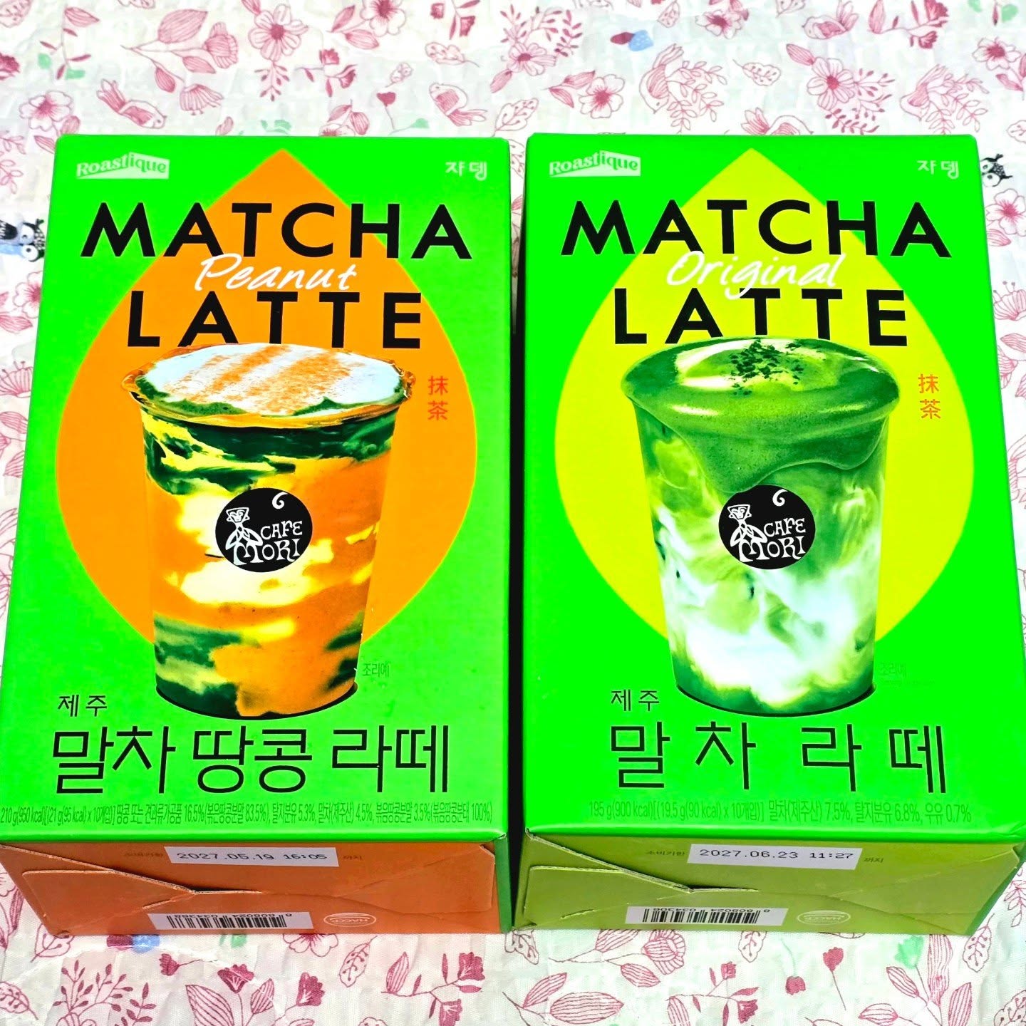 #광고 #쟈뎅 말차라떼
#말차땅콩라떼 #제주말차라떼 #후식으로좋음

쟈뎅 말차땅콩라떼와 말차라떼~~
음료로만 먹으란법은 없다 생각해서 
이번엔 내가 좋아하는 쫀득쿠키를 만들어봄!!
마침 쟈뎅 말차땅콩라떼라 고소하니 맛있을듯해서 
쫀쿠만들었는데 너무맛있다!!
쟈뎅말차라떼들은 진짜 살짝 수저로 저어주기만했는데 거품풍성한건 말해뭐해!!
많이달지않아서 음료로 즐기기에도 너무좋지만
음료로막 먹기엔 너무맛있어서 새롭게 도전해봤는데
대성공!!
