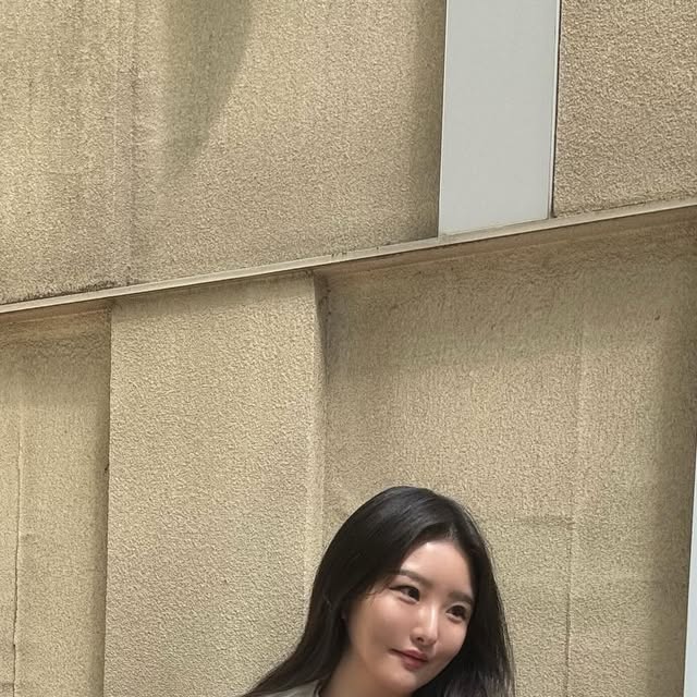 #광고 @1rony9orno_official 

요즘 같은 날씨에 딱,
툭 걸쳐도 분위기 살아나는 아우터
아이러니포르노의
커브드 스티치 블루종 스웨이드 자켓 🤍

부담 없이 입히는 가벼운 무게감,
자연스럽게 잡히는 핏,
그리고 움직일 때마다 은은하게 살아나는 스티치 라인까지.

투웨이 지퍼를 어떻게 여느냐에 따라
조금 더 자유롭게,
혹은 차분하게—
그날의 무드에 맞춰 스타일이 달라져요.

밑단 밴딩과 소매 단추 디테일까지 더해져
입었을 때 핏이 자연스럽게 잡히는 것도 포인트.

내구성까지 챙겨서
데일리로 꺼내 입기 좋은 자켓으로 추천드려요.