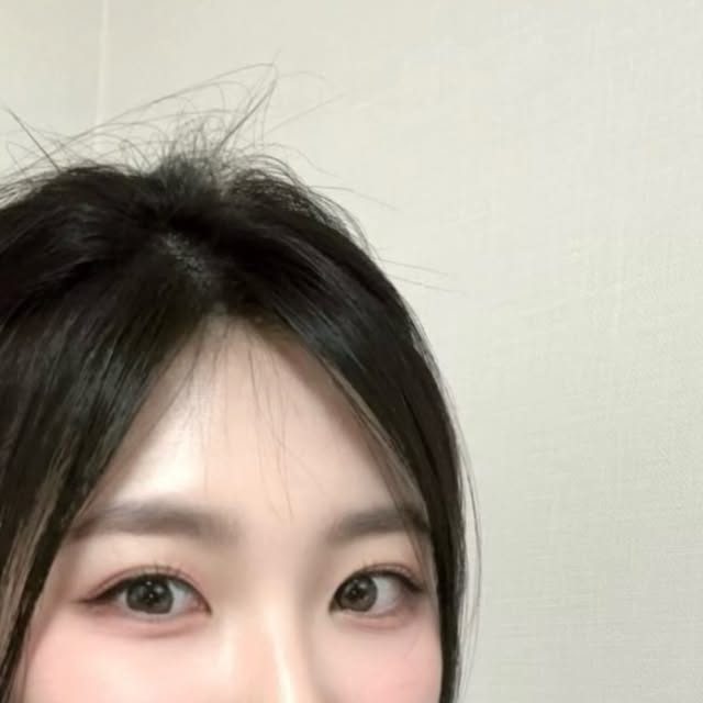 #광고 요즘 쿠션 고를 때 제일 중요하게 보는 게 커버력, 지속력, 그리고 피부 표현인데요 ✨
이번에 사용해본 블랑디바 글림 커버리지 쿠션은 이름처럼 커버는 탄탄하게, 피부 표현은 얇고 맑게 마무리돼서 정말 만족스러웠어요 🤍

가장 먼저 느껴진 건 피부에 착 붙는 밀착감! 타 쿠션 대비 4배 작은 쿠션 입자가 주름이나 모공 사이사이까지 촘촘하게 밀착된다고 하는데, 실제로 발라보면 두껍게 덮이는 느낌보다는 피부 결을 매끈하게 정돈해주는 느낌이 강했어요. 모공, 홍조, 작은 트러블 자국이나 흔적까지 자연스럽게 커버돼서 피부가 한층 깨끗해 보이더라고요 🫧

특히 마음에 들었던 부분은 시간이 지나도 무너짐이 지저분하지 않다는 점이에요. 2중 파우더가 들어가서 그런지 피부 위에 보송하면서도 매끈하게 고정되는 느낌이 있고, 하루 종일 수정 화장을 많이 하지 않아도 피부 표현이 깔끔하게 유지됐어요. 72시간 지속력을 내세우는 제품답게 밀착력과 유지력 부분에서 확실히 강점이 느껴졌습니다 ⏰✨

그리고 쿠션을 여러 번 덧발라도 답답하거나 텁텁해 보이지 않고, 360도 어느 각도에서 봐도 피부가 얇게 빛나는 클리어 광채 느낌이 예뻤어요. 커버력 좋은 쿠션은 자칫 두꺼워 보일 수 있는데, 블랑디바 글림 커버리지 쿠션은 커버와 광채의 밸런스가 좋아서 데일리 메이크업에도 부담 없이 사용하기 좋았어요 💎

모공 커버, 홍조 커버, 트러블 흔적 커버까지 한 번에 챙기고 싶은 분들, 그리고 무너짐 없이 오래가는 올리브영 쿠션 찾고 계신 분들께 추천하고 싶은 제품이에요 🫶
깔끔한 피부 표현 좋아하는 분들이라면 만족하실 것 같아요!
#블랑디바#커버쿠션#커버력좋은쿠션#올영추천템올리브영쿠션

📍https://www.oliveyoung.co.kr/store/goods/getGoodsDetail.do?goodsNo=A000000223731