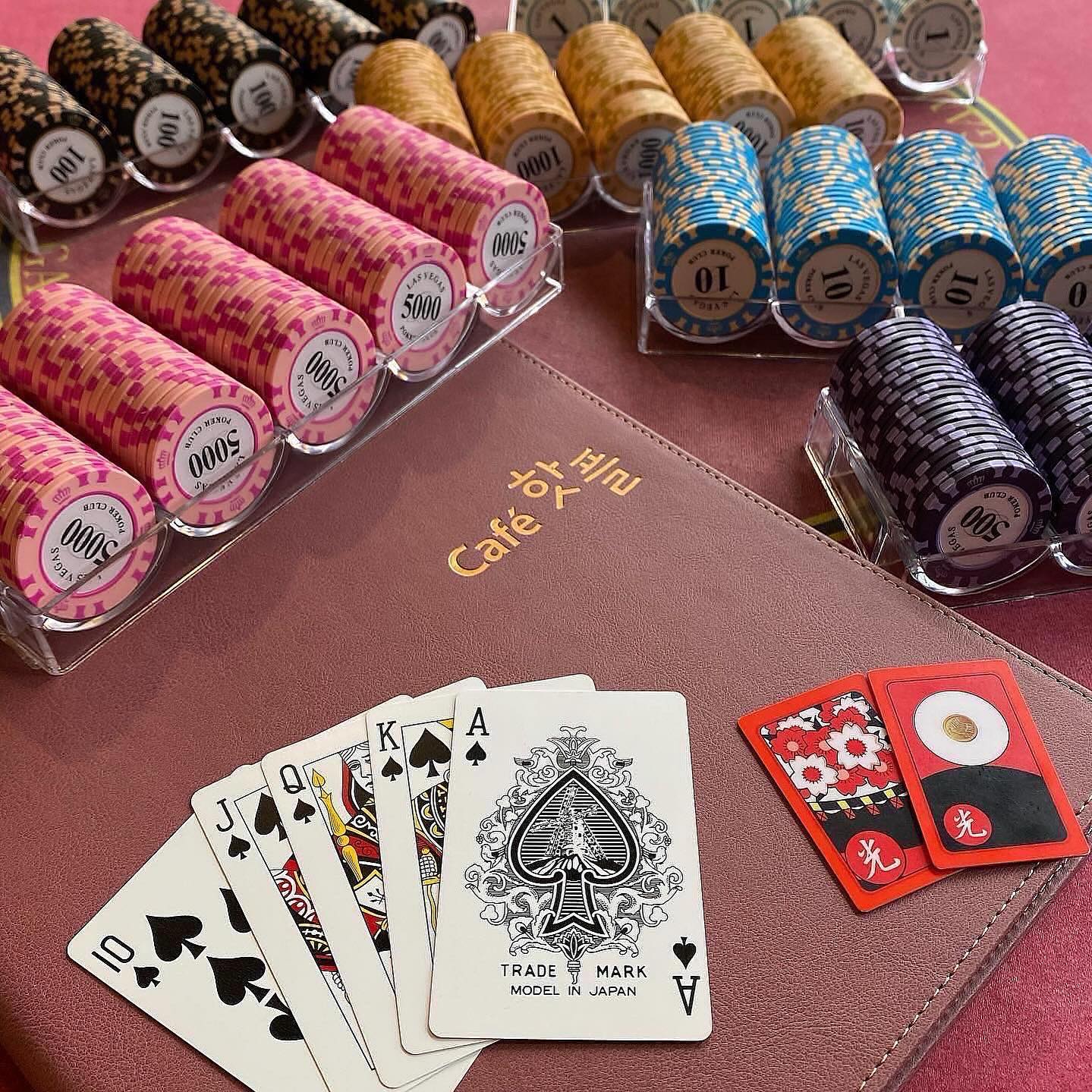 포커 새걸로 교체해놨어요 ✨🃏🎴
핫플로 놀러오세요~😍🔥🔥🔥

핫플에서 맛있는 음료수 마시면서
수백가지보드게임을 시간무제한 무료!!🧡로 즐겨보세요~
완전 재밌어요💕💕💕
남녀노소 즐길 수 있는 #강릉핫플 로 놀러오세요☺️👍

#강릉 #핫플보드카페 #강릉페이 사용가능!!
매일 새벽까지 정상영업합니다 ~🔥🔥🔥
시내 투썸플레이스 2층입니다~^^❤

💚강릉최대규모최다게임보유중🎲🧩
🎀주소 : 강원도 강릉시 금성로 56번길 13, 2층
(금학동89번지, 2층)🎀

⭐️평일 12:00~새벽1:30⭐️
⭐️주말&공휴일 11:00~새벽1:30⭐️
⭐️연중무휴⭐️
🌸쉬는 날 없습니당
.
.
#강릉가볼만한곳 #강릉재미있는카페 
#강릉카페 #강릉카페추천 #강릉데이트코스추천
#강릉여행 #강릉여행코스 #강릉여행코스추천
#강릉데이트코스 #강릉실내데이트코스 
#강릉아이와가볼만한곳 #강릉시내카페추천
#강릉늦게까지하는곳 #강릉새벽까지하는카페
#강릉실내데이트 #강릉비오는날카페 #강릉시내카페
#강릉비오는날 #강릉실내가볼만한곳 
#강릉여름방학 #강릉중앙시장카페 #강릉역카페 
#강릉역카페추천 #강릉여행지추천 #강릉여행추천