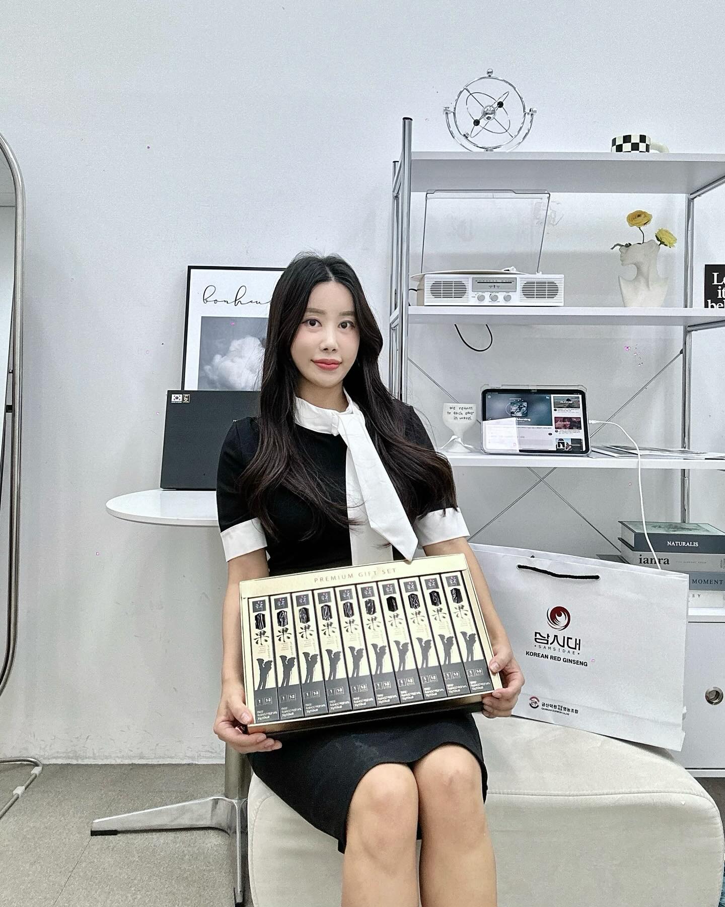 #광고 흑삼 한뿌리가 통째로 🖤
제품이 탄생하기까지 50일이상의 시간이 걸림.
정성과 기다림으로 탄생한 흑삼정과
.
.
흑삼을 원형 그대로 꿀에 당침하여 남녀노소 누구나 맛있게 먹을 수 있어요
 한 뿌리씩 진공포장하여, 휴대 및 섭취가 용이하고 운동활동, 소풍 갈 때 간식용으로 적합해요

.
.
금흑 흑삼하늘천과 🖤
흑삼을 통째로 꿀 등에 당침하여 한 뿌리씩 진공포장되어 위생적이며, 휴대 및 섭취가 편리해요
.
.
귀한분께 선물용으로도 최고에요
부모님선물, 설선물, 명절선물로 만족도가 매우 높은 제품으로 고급스러운 패키지, 쫀득하고, 달콤 쌉살한 맛의 밸런스, 흑삼 한 뿌리씩 포장되어 있어, 프리미엄 선물로 좋아요
.
.
HACCP 시설에서 안전하게 생산된 제품 
합성 첨가물을 전혀 사용하지 않았어요
인공색소, 보존제 첨가되지 않아 우리집은 온가족이 맛있게 먹고 있어요
.
.

@ geumheuk_blackginseng
#금흑흑삼정과 #흑삼효능 #설선물 #금흑흑삼 #하늘천과 #5만원대선물 #10만원대선물 #흑삼정과 #홍삼정과 #홍삼선물 #홍삼선물세트 #답례품 #꿀절임 #구증구포 #명절선물 #설선물 #부모님선물 #프리미엄홍삼 #프리미엄선물 #흑삼
.
.
https://m.smartstore.naver.com/geumheuk/products/4687801257