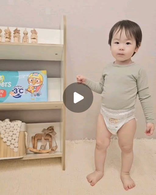 #팸퍼스제공 #팸퍼스에서온선물 
팸퍼스 에어차차 썸머팬티🎐

쭈니맘(dd2022_11)이벤트 덕에 받은 
팸퍼스 에어차차 썸머팬티 :)

와 오늘 엄청 더웠어요.ᐟ 🥵
응디가 후끈후끈 모태 열남 하렴이를 위해
팸퍼스 에어차차 썸머팬티를 꺼내주었어요.ᐟ

기저귀 탑시트 온도를 -3˚C *낮춰주는
쿨케어 시스템이 열기를 빠르게 배출해 시원하게
2만개 에어홀**로 통기성을 높혀 뽀송하게
우래기 응디지키기ᰔ

쭈니맘 고마워요🫰🏻
고마워요 팸퍼스 🫶🏻

Thanks to pamperskr

✨️하렴 / 20개월 / 85cm / 13kg

*기저귀 탑시트 적용
 ( P&G 내부 실험 : 따뜻한 물 부은 뒤 10초 )
**바깥커버와 탑시트 내 구멍 수 합산결과
 ( P&G 내부 실험 : 오차범위 7% )