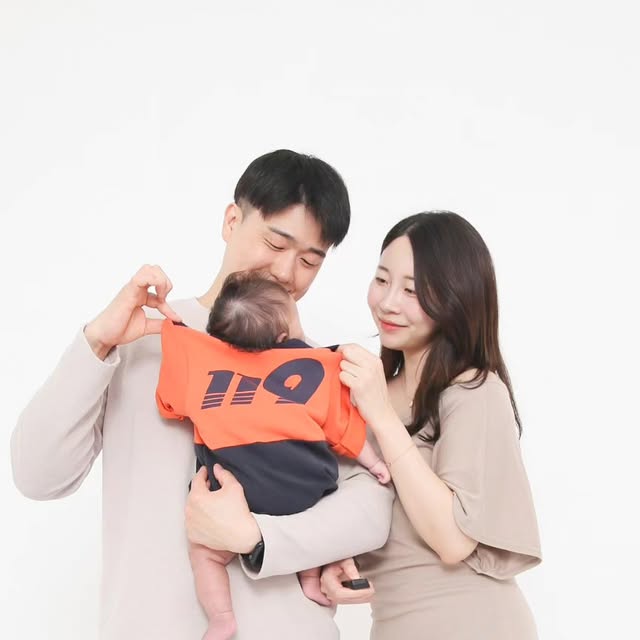 🧡
만삭촬영때 들고 찍었던 옷들을 이젠 입혀서 찍을 수 있다 🤭♡
아기랑 같이 사진 찍는 건 정말 생각보다 힘들고 정신없어서
옛날 같으면 거의 천장 찍고 왔을 텐데 ㅋㅋㅋ
이번에는 백 장도 안 찍은거 같다 거의 십분컷 😂

스튜디오에 소품도 많았는데 정신이 없으니까
활용도 하나도 안 하고, 이솜이 애착 인형도 가져와서 찍는다는게
깜빡하고 안 가져가서 완전 맨손으로 촬영 ㅋㅋㅋㅋㅋ

만삭 때 찍은 사진이랑 비교해 봤는데
왜 오빠랑 나랑 둘 다 초췌하고 살도 더 쪘는지 🙄🫠
그래도 재밌게 예쁘게 촬영하고 와서 기분좋군 ♡♡♡
이솜이 70일 기념 찍고왔다 (는 핑계) 이솜, 오빠 고생해또 😖🧡

🍼 네번째사진 맘마먹이다가 찍음 ㅋㅋㅋㅋㅋ

🏷 장소협찬 shutter_box_studio
- 넓고 프라이빗하고 소품, 파우더룸 따로 있음
- 예쁘게 네컷으로 보정해서 인화해준다 :)
- 주차가능

#부천스튜디오#부천셀프스튜디오#부천데이트#셔터박스
#셀프촬영 #셀프만삭사진 #아기셀프사진 #셀프가족사진