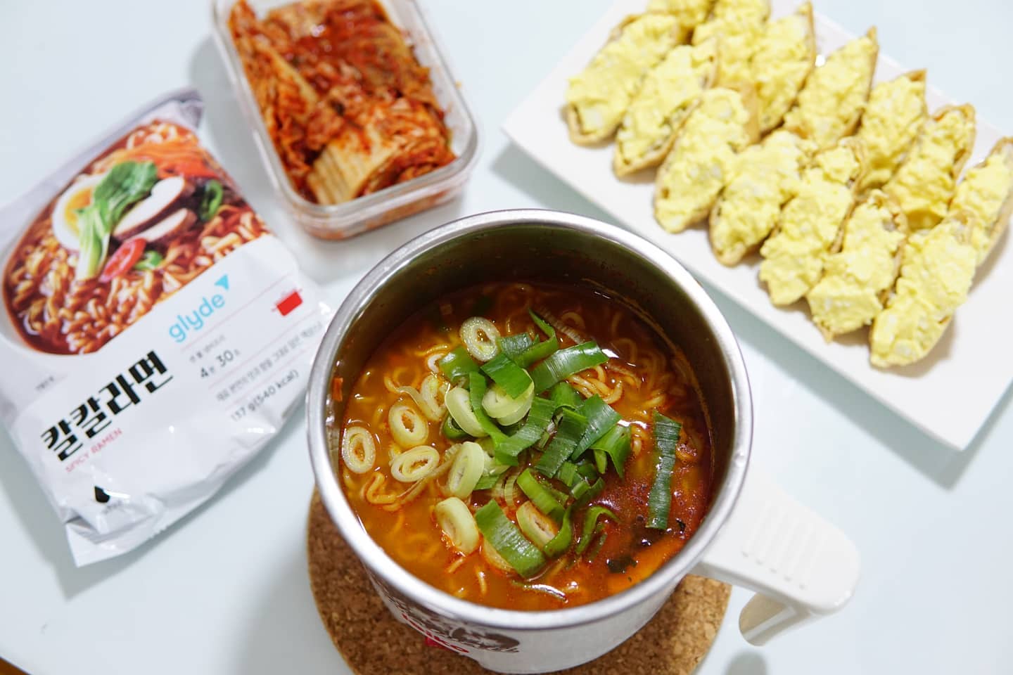 #협찬 전문가 내공으로 직접 우려낸 육수!
8월 초 출시 예정인 '육수의 내공,칼칼라면' 을 먼저 먹어보게 되었어요 :)

일단 이 제품은 글라이드 브랜드의 신제품이고요.
글라이드는 신선한 자연 식재료로 맛을 내는 일상식 브랜드에요~
자연식재료를 엄선해서 사용하고 첨가물과 유통기한을 늘리기 위한 보존제를 
사용하지 않아 안전하고 건강하게 먹을 수 있는 브랜드랍니다 (!!)👍👍

분말 스프가 아니라 액상스프로 맛과 향에 자연식재료의 본연의 맛을 담고
MSG도 사용하지 않아 타사 대비 20% 나트륨도 적대요!
그렇기 때문에 야식으로 라면 땡길 때 먹어도 부담이 되지 않는 라면이에요ㅎㅎ
맛이 정말 깔끔하면서도 자극적이지 않아 속도 편하면서
얼큰해서 해장라면으로도 딱인 라면이더라고요!🍜
라면은 뭔가 먹을때 몸에 죄짓는 느낌인데 글라이드 칼칼라면은
기분좋게 먹으면서도 몸에 부담이 되지 않아 건강한 느낌이었어요ㅎㅎ

나트륨이 덜 들어가고 깔끔한 맛의 라면을 찾고 계시거나
신선한 자연 식재료로 아이들도 건강하게 먹을 수 있는 라면을 찾고 계신다면
'육수의 내공 글라이드 칼칼라면' 먹어보시면 넘 좋을것 같아요❤

#글라이드 #glyde #라면 #육수의내공 #칼칼라면 #속편한라면
#요리라면 #육수라면 #프리미엄육수라면 #라면맛집 #해장라면
#해장 #야식 #야식추천 #칼칼한라면 #프리미엄라면 #비법육수라면
#장인라면 #육수의내공칼칼라면 #나트륨적은라면#야식라면
#붓기없는라면#건강라면#건강한라면