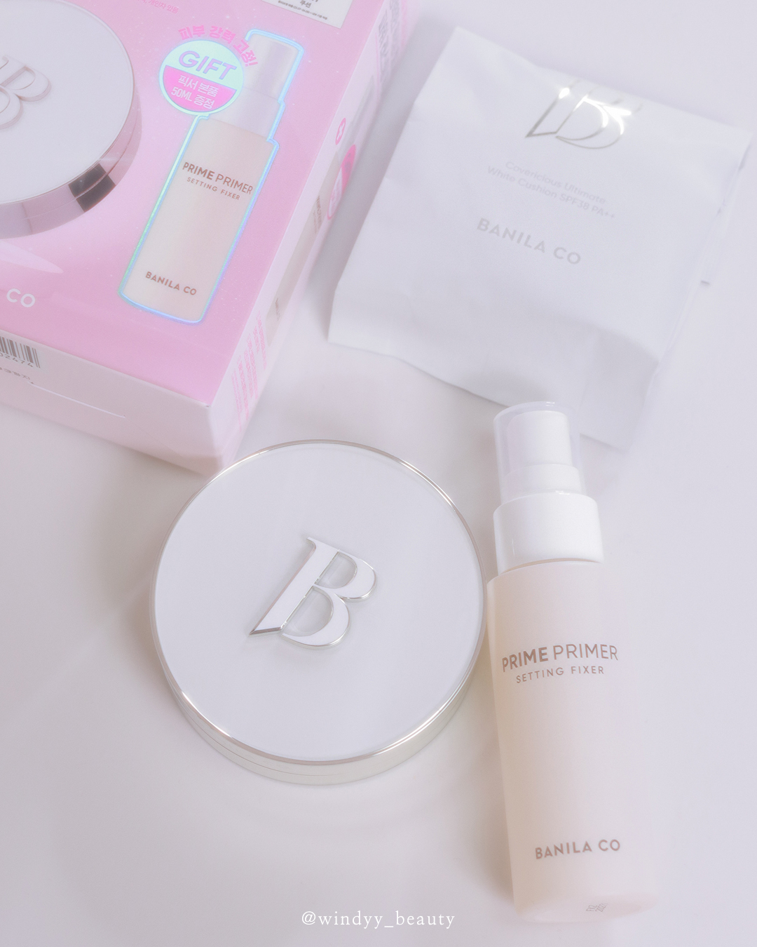 #AD #제품제공
#바닐라코 #커버리셔스 #화이트쿠션 #BANILACO

바닐라코 커버리셔스 얼티밋 화이트 쿠션
올리브영 어워즈 한정기획 기획 세트 
(19호 라이트 사용 + 본품 + 리필 + 세팅픽서)
모든 피부용 / 정가 38,000원

* 2024년 올리브영 어워즈 쿠션 부문 2위
쿠션+찰떡궁합 메이크업 픽서 증정 단독기획세트
12월 한달 간 올리브영에서 38,000원 -> 29,600원

banilaco_official

깔끔한 화이트 컬러의 케이스가 참 고급스러운데요
화이트쿠션은 세미매트 타입으로 처음 발랐을 때는
촉촉한 느낌이 들지만 시간이 지나면서 세미매트로
마무리되고 물방울 모양의 말랑말랑한 촉감의 퍼프
궁합도 좋아서 얇고 커버력있게 사용된답니다.

작은 잡티는 확실하게 가려주는 커버력에 노란 
피부를 밝게 커버해줘서 화사해 보이는 효과가 있고
큰 무너짐 없이 유지되고 시간이 오래 흘러도 유분이
살짝 올라오는 정도라 무너짐도 예쁘게 되는편이에요.

19호 라이트 컬러를 사용했는데요 19~20호 피부에
추천드리며 섬세한 안개분사 세팅픽서로 마무리해
시간이 지나도 번짐없는 메이크업 고정을 느껴보세요.

#버디즈1기 #커버리셔스얼티밋화이트쿠션 #바닐라코쿠션 #쿠션추천 #촉촉한쿠션 #겨울메이크업 #DailyMakeUp #올리브영바닐라코 #바닐라코올리브영 #올리브영쿠션 #매트쿠션 #픽서추천 #비건쿠션 #토닝쿠션 #basemakeup