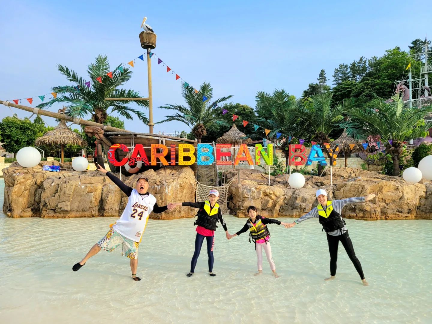 #주말기록
#캐리비안베이🏊🌊 

비가 온다더니 날씨도 좋고
차도 안막혀서 너무 좋았던 주말💙

진짜 유수풀 50바퀴 돈거같고 
내 어깨, 내 겨드랑이ㅜㅜ 
집에와서 계속 어지러워 공진단까지 먹고ㅋㅋ🥲

근데 아이들은 하나도 안아프다니
늙어가는 애미만 힘든거였어ㅋㅋㅋ
.
.
#주말일상 #여름워터파크첫개시 #캐리비안베이 
#딸스타그램💕 
#자매스타그램👭