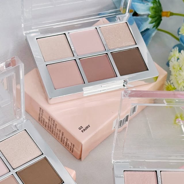 연이 유 on Instagram: "#광고 #투에이엔 #2aN

🎀 For light & Bright ⋰˚☆ 🎀
상큼한 색상으로 구성된 하츠투하츠PICK 올영픽인 투에이엔의 다양한 제품들
특히 이번 컬렉션인 Love Bubble Collection은 꿈과 현실사이의 사랑스러움 한도초과 라는 컨셉으로 발랐을때 색상이 더욱 생기있고 달콤해 보이는데요
제가 사용해본 투에이엔제품들중에서 가장 손이 자주가는 제품은 바로 베러미아이팔레트와 듀얼치크..💗 

베러미아이팔레트☆
💚02 페어리 - 가볍게 손이가는 미지근한핑크톤의 아이팔레트
💚11 드리밍 - 맑은 복숭아를 닮은 밀키피치의 아이팔레트
💚16 버블캔디 - 달콤한 캔디팝 핑크의 아이팔레트
매트, 매트펄, 쉬머, 글리터 한 팔레트에 다양한 텍스처로 구성되어있어서 투에이엔 아이팔레트하나로 사랑스러운 눈화장 완성 !

듀얼치크☆
💚02 러브로지 - 생기있고 부드러운 복숭아를 가득담은 피치 핑크 컬러의 치크
💚11 쥬시피치 - 능소화를 닮은 사랑스러운 꽃잎컬러의 치크
💚13 베리큐피트 - 발그레 한 맑은 딸기우유컬러의 치크
미세블러파우더가 들어가 모공 요철보정하듯 뽀용하게 연출이 가능한 두가지색상의 활용도좋은 듀얼치크
덧발라도 뭉침없고 맑고 투명해서 어느색상을 발라도 텁텁해보이지 않는 사랑스러운 분위기 연출가능 !

런칭하자마자 올리브영 메이크업 카테고리에서 1위 할정도로 뽀용메이크업템으로 핫한 투에이엔의 다양한 제품들

지금 바로 올리브영에서 만나보세요 💗 ˖࣪｡･:*:･ﾟ★,｡･:*:･ﾟ☆ 

@2an_official 

#광고
#올영픽
#올리브영추천템
#올영필수템
#러브버블컬렉션
#롱웨어링파운데이션미니
#컬러플레이듀얼라이너
#뽀용템 #올리브영치크 #볼터치추천 #듀얼치크 #아이팔레트 #하츠투하츠 #메이크업 #아이돌메이크업 #사랑스러운메이크업"