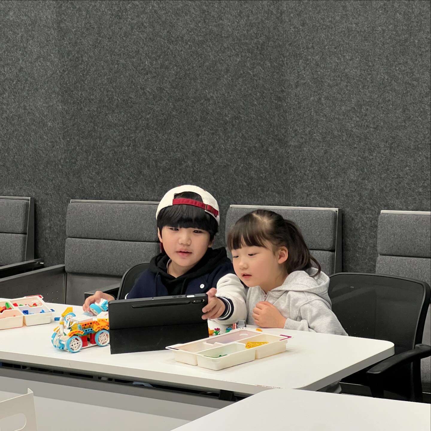 #촬영일기🎬 03.08

바람씽씽 엄청 추웠던 태안에서 촬영
핫팩의 힘으로 씩씩하게 촬영해준
하율이 멋져 !!! ❤️😘😘

멋진 오빠 서준이
하율이는 서준이 홀릭 😍
kimseojun308 

하율이 너무 이뻐해주셨던 
엄마 아빠 배우님 넘넘 감사했습니다 🥹💗
yoo_mi_ae 
i.am.taegyeong 

퇴근 후 맛있는 치킨까지 환상적 😆

좋은 분들 만나서 행복했던 촬영이었어요 🥰✨

#내사랑 #기요미 #사랑해
#여아모델 #아역배우 #키즈모델 #피팅모델 #일상 #데일리 #kids #girl #촬영기록 #캐스팅