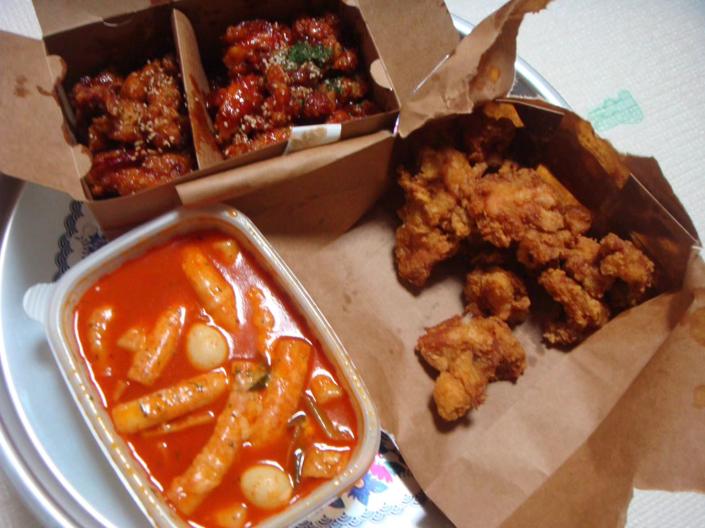 야식은 치킨이닭👍
노란통닭 다양한 치킨으로 야식 즐기기~
떡볶이는 필수👍

#야식 #치킨 #노란통닭 #파닭 #떡볶이 #야식스타그램 #치맥 #맥주 #일상