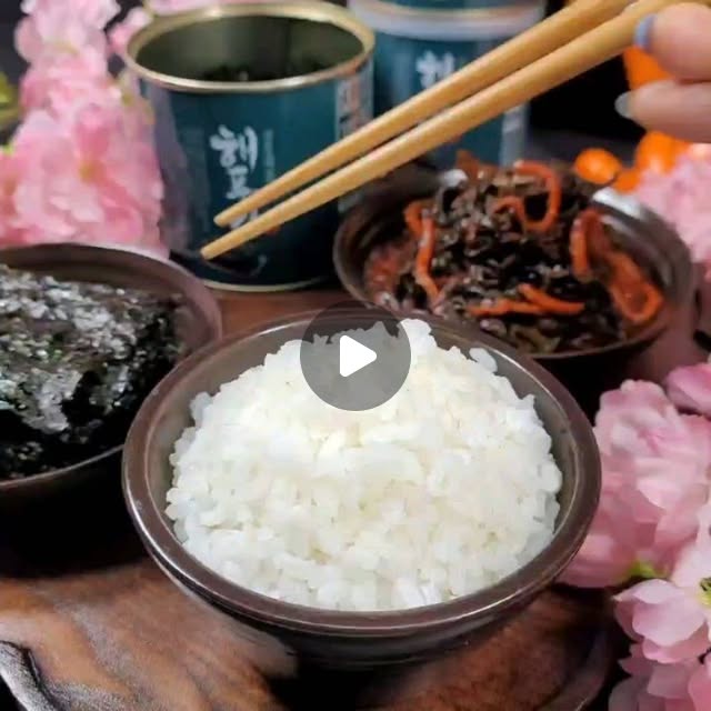  비쥬테이블ღ on Instagram: "#광고 #협찬
#바다소리 #김

바다소리에서 해품은김을 보내주셔서 받아봤어용🖤

김 함량이 80%에 소금/기름 함량이 20%라 짜지 않고 맛있는 김이였어요😝
특유의 깊은 향과 씹을수록 올라오는 은은한 단맛이 특징인 곱창김으로 만들어 식감과 감칠맛이 더 좋답니다😙
최소한의 올리브유와 참기름, 소금을 사용해 더 건강하게 먹을 수 있죠🤩

캔용기라 보관 걱정 없이 먹을 수 있었고 놀러갈 때 가지고 가기도 편하더라구요😋
술안주로도 밥반찬으로도 딱이였어요😉
건강하게 만든 김이라 더 맛있고 먹어본 김중에 진짜 고소하고 맛있는 김이였어요😄
맛있고 먹기 편한 김 추천드려용💙
상품링크 url : https://bit.ly/3lgy2Di
@badasori_official

#선해수산 #해품은김 #조미김 #조미돌김 #조미곱창김 #곱창돌김 #구운곱창김 #맛있는김 #돌김 #구운김 #인생김 #정경호김 #와글와글 #나영석의와글와글"