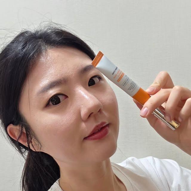 #광고 ✨ 깊게 자리 잡은 미간 주름 고민이라면?
요즘 제가 꾸준히 사용 중인
콜라겐 생성 미간 주름 삭제 크림💛

바를수록 탱탱하게 차오르는 느낌에
미간 사이가 한층 부드러워 보이더라구요🙌

특히 건조해서 더 도드라져 보이던
표정 주름 케어에 딱!✨
쫀쫀하게 밀착되는데 끈적임은 적어서
아침, 저녁으로 손이 자꾸 가는 제품🤍

주름은 예방이 중요하니까
요즘 홈케어로 열심히 관리 중이에요🥰

#미간주름 #주름관리 #콜라겐크림 #안티에이징