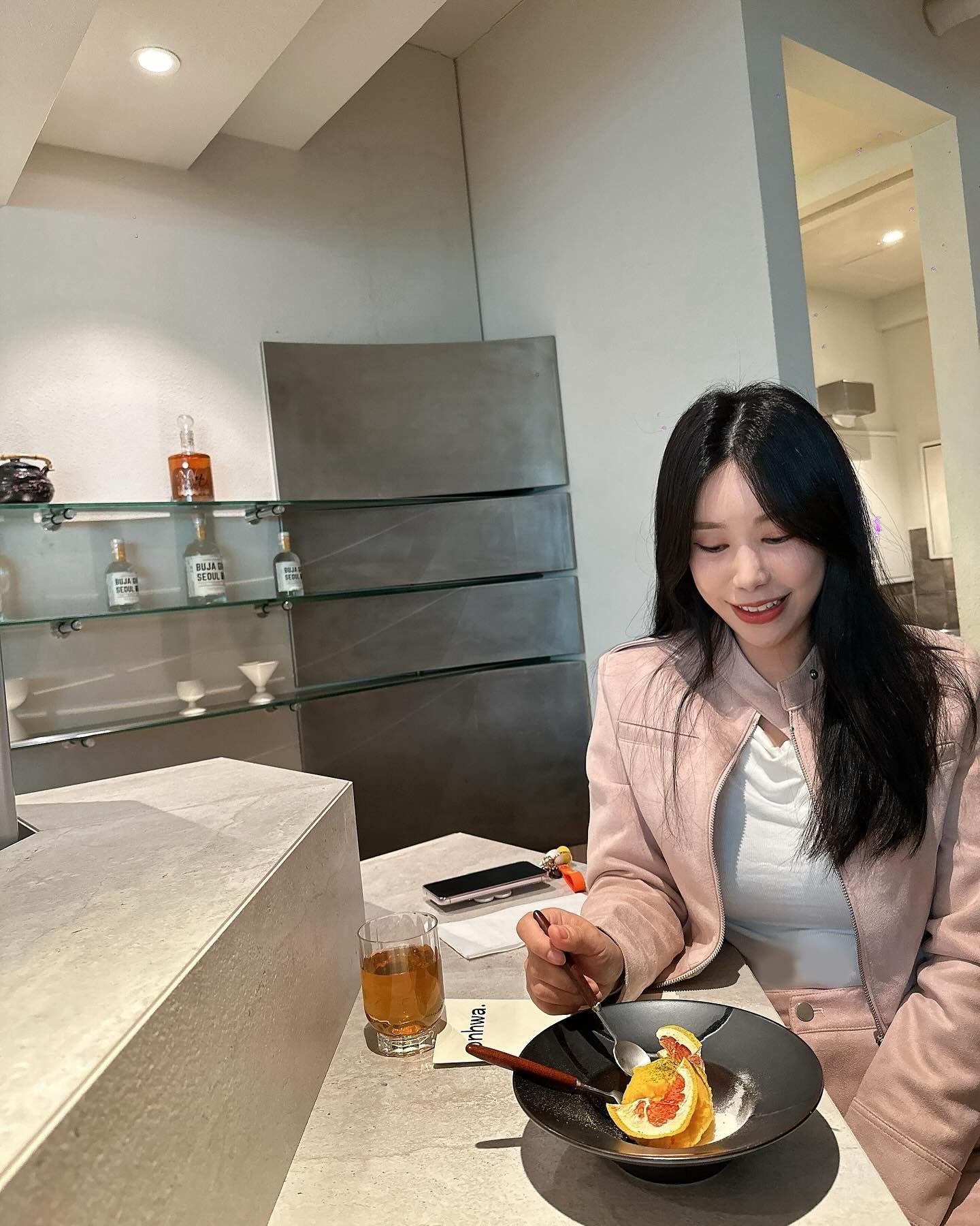 압로에서 코스요리 먹고 왔는데 너무 행복한 식사였어요🖤
따스한 분위기의 온화다이닝도산
5가지 코스요리는 처음부터 끝까지 너무 맛있었어요 
.
.
-키조개관자와 단새우 
(미더덕버터베호블랑, 펜넬피, 대파오일)
-제철생선 세비체 오늘의생선. 
(오퀴리 드레싱. 그린오일)
-이베리코 플루마
(플루마, 고추장소스, 홍고추소스, 태운우엉조림, 살롯피클, 청양고추 페스토)
-우니 온 파스타 
(카멜리니면, 우니, 황태육수)
-감귤 젤라또 
(요거트파우더, 감태 허니콤)
.
.

onhwa_dosan
#온화다이닝
#온화도산 #도산공원맛집 #압구정로데오맛집 #압구정로데오데이트 #압로 #압구 #온화다이닝도산 #단새우#세비체 
.
.
▪️서울 강남구 선릉로153길 18 2층