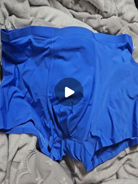 요즘 날씨가 너무 더워지면서 이너웨어 하나도 진짜 신중하게 고르게 되는데 이번에 착용해본 심리스(무봉제) 디자인 이너웨어인 이너쉴드 심리스 남성팬티 드로즈가 생각보다 너무 편하고 만족스러워서 완전 정착!💚

처음 받아봤을 때부터 원단 자체가 굉장히 부드럽고 유연해서 손으로 만졌을 때 촉감이 너무 좋았고 입기 전부터 편하겠다 싶은 느낌이 확 들었는데 실제로 입어보니까 왜 심리스 디자인이 인기 많은지 바로 이해가 됐고 봉제선이 적거나 거의 없는 구조라 피부에 닿는 부분이 굉장히 부드럽고 일반 속옷처럼 박음질 부분이 쓸리거나 눌리는 느낌이 없어서 장시간 착용해도 진짜 편안!😚

특히 활동량이 많거나 오래 앉아 있는 날에는 작은 압박감도 은근 피곤하게 느껴지는데 이 제품은 몸을 자연스럽게 감싸주는 느낌이라 하루 종일 입고 있어도 불편함이 거의 없었고 무엇보다 좋았던 건 통기성이 정말 최고!👍

여름만 되면 땀 차고 답답해서 속옷 때문에 스트레스 받을 때가 많은데 이건 확실히 공기 순환이 잘 되는 느낌이라 훨씬 쾌적했고 실제 후기에서도 “통기성 좋다”, “답답하지 않다”는 말이 많던데 왜 그런 평가가 나오는지 입어보니까 바로 알겠는데다가 땀이 나도 금방 답답해지지 않고 피부에 달라붙는 느낌이 덜해서 더운 날씨에도 부담 없이 입기 찰떡!😉

그리고 몸에 부드럽게 밀착되는 착용감도 정말 마음에 들었고 너무 조이거나 꽉 끼는 느낌은 아닌데 몸 라인에 자연스럽게 맞춰서 감싸주니까 움직일 때 들뜨는 느낌이 거의 없고 안정감 있게 잡아줘서 좋았고 앉았다 일어나거나 많이 움직여도 말려 올라가는 느낌이 적어서 하루 종일 신경 덜 쓰게 되는 점도 만족!😀

특히 여름에는 얇은 옷을 자주 입게 되다 보니까 속옷 라인 드러나는 게 은근 신경 쓰이는데 심리스 구조 특성상 바지나 운동복 위로 팬티 라인이 거의 티가 안 나서 핏이 정말 깔끔하게 떨어졌고 레깅스나 얇은 슬랙스 입을 때도 라인이 울퉁불퉁하게 드러나지 않으니까 훨씬 자신 있게 입을 수 있었고 옷 맵시 자체가 더 예쁘게 살아나는 느낌!😍

가격대도 정말 마음에 들었는데 이런 편안한 착용감에 기능성까지 챙긴 제품이면 가격이 꽤 부담스러울 줄 알았는데 생각보다 가성비가 좋아서 여러 장 쟁여두기에도 부담이 적었고 데일리용으로 막 돌려 입기 좋고 기본템처럼 활용하기 좋아서 만족도가 더 높을정도!☺️

사이즈 선택 폭도 넓게 나와 있어서 체형에 맞게 고르기 쉬운 점도 장점이었고 몸에 너무 끼거나 애매하게 헐렁하면 불편한데 사이즈가 다양하다 보니까 본인 체형에 맞춰 편하게 선택할 수 있어서 좋았고 실제 착용했을 때도 몸에 자연스럽게 맞아서 만족!😊

전체적으로 착용감, 통기성, 핏, 가성비까지 전부 만족스러운 심리스 이너웨어였고 특히 여름철 데일리 속옷으로 정말 추천하고 싶고 장시간 착용해도 편안하고 얇은 옷에도 티가 덜 나서 실용성도 너무 좋고 운동할 때나 일상생활에서도 부담 없이 활용할 수 있어서 손이 자주 가게 되는 이너쉴드 심리스 남성팬티 드로즈 추천!❣️

https://innershield.kr/product/detail.html?product_no=225