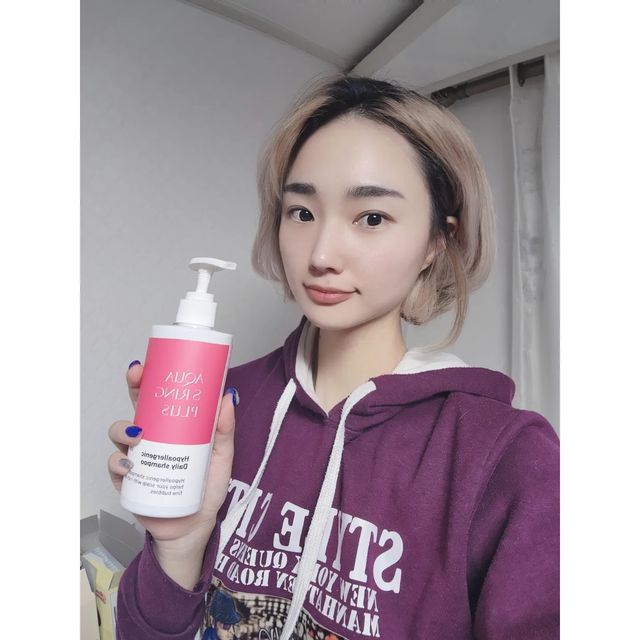 이지숙(펫시터) on Instagram: "#광고 [아쿠아큐링] 아쿠아에스링플러스 두피 수분샴푸 

아무리 감아도 간지럽고 정수리 냄시가 나는 사람!!🙋‍♀️
금방 기름지고 각질 일어나는 사람!!🙋‍♀️ 

샴푸는 두피 샴푸를 꾸준히 사용 중인데
새로운 샴푸 겟!! 

✅pH 5.0 약산성샴푸
✅미세하고 풍부한 거품으로 자극없는 두피클렌징
✅10가지 식물추출물 함유(민감성 두피진정 및 수분보습) 

두피 샴푸들은 대부분이 쿨링샴푸로 쿨링 정도도 차이가 큰 편!!
여름에는 너무너무너무 좋지만 겨울엔 너무 추워서 쓰기 꺼려지는 사람한테 완전 강추!! 

막 머리가 차가운 느낌이 아니라
머리 헹굴때 느낌이 세상 기분좋은 쉬원함!! 

향도 너무 강하거나 약하지 않은 은은한 로즈마리 향이 나서 콧쿠멀 벌리고 킁킁모드 =(00)=

머릿결도 푸석함 없이 아주 맘에 들어버려~~😎

#협찬 #아쿠아큐링 #아쿠아에스링 #아쿠아에스링플러스 #약산성샴푸 #두피샴푸 #두피수분샴푸 #수분샴푸 #샴푸추천 #미용실샴푸 #정수리냄새샴푸

#샴푸 #shampoo #로즈마리 #비듬샴푸 #두피 #각질 #손상모 #관리 #관리하는여자

#리뷰 #AD #문의 #DM

#좋반 #LB"