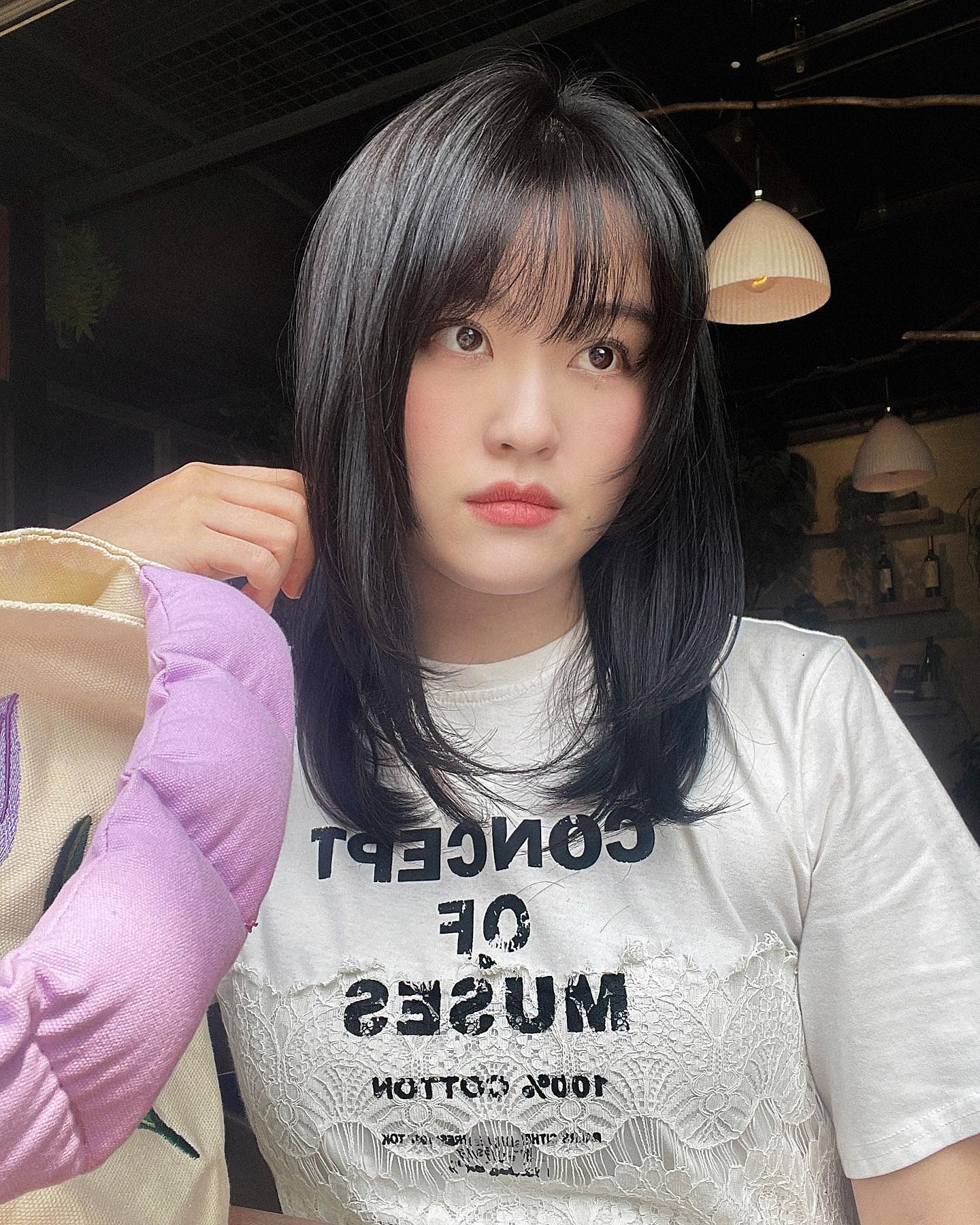 #협찬 #살롱드키코 

붙임 머리 뗀 뒤에 만사가 귀찮아서 아무것도 안 하고 기르기만 하다가, 이제서야 큰맘 먹고 살롱드키코 1호점에서 #레이어드펌 하고 옴👀

집에서 충동적으로 자른 히메컷이 상당히 걱정이었는데 앞머리 연결과 레이어드로 승화시켜주신 소희 디자이너님께 심심한 감사의 인사를 전하며...❤

매년 여름, 덥다는 이유로 단발을 하거나 숏컷을 저질러버렸었는데, 늦지 않게 다듬은 덕에 올해는 무사히 지날 수 있지 않을까 기대 중!
확실히 더워질 즈음에는 레이어드컷이 제맛, 맛집으로는 살롱드키코😉

📍서울 서초구 서초대로 3-4 디오슈페리움1차 살롱드키코 1호점

#이수미용실 #이수역미용실 #방배동미용실 #방배미용실