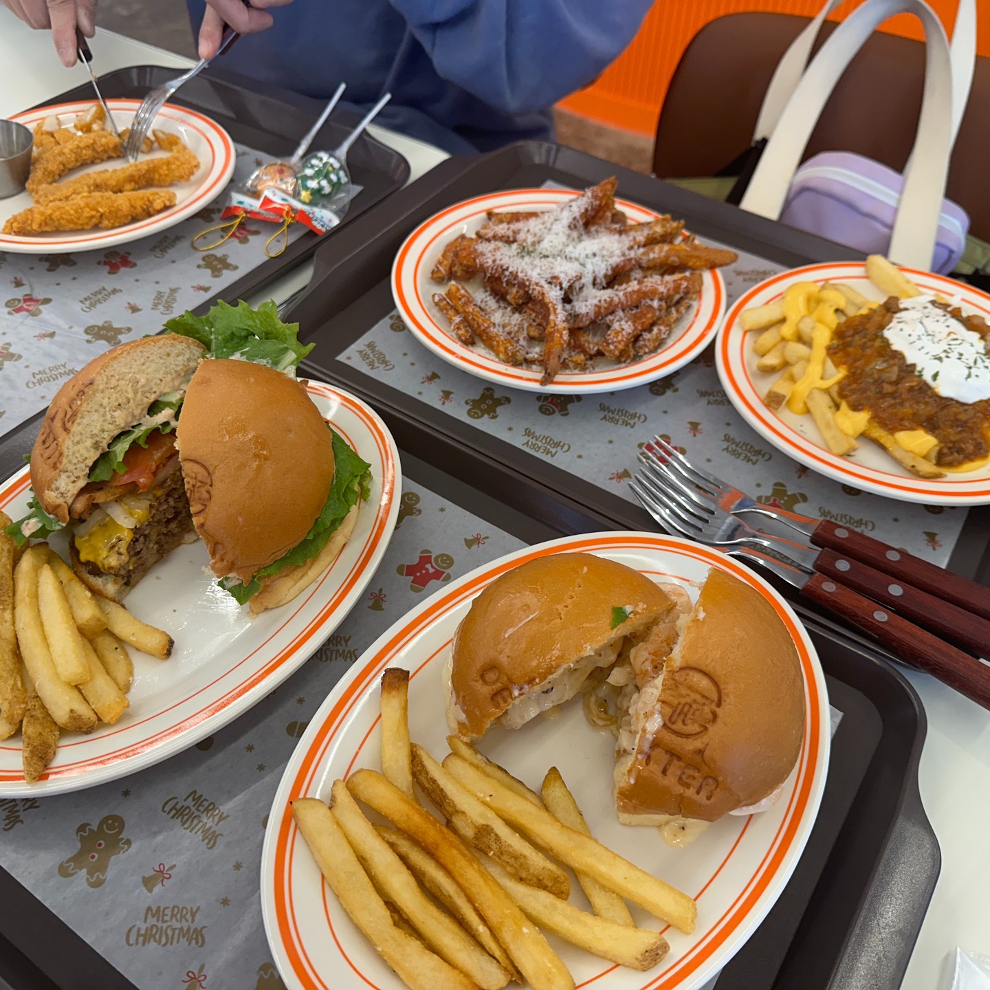 #협찬 #덱스터버거 #동두천맛집
집에서 그리 멀지않은 지행역 근처 수제버거 맛집인
#덱스터버거&커피
생긴지 얼마 안되었는데도 버거맛집이라고 이미 소문이 날정도로
맛있는 동두천 수제버거 맛집 :)
매장의 층고도 높고 인테리어도 깔끔한데, 약간 미국풍이라 미국드라마에 들어온것같은 느낌을 주는 지행맛집 인듯 😍
🍔버거는 진짜 말해뭐해 
빵은 폭신 고소~ 한데 패티는 두툼하고 육즙이 팡팡❤️
새우버거도 먹었는데 진짜 통새우가 들어가 있어서 느무느무 맛있다는! ㅎㅎ
그리고 특이했던 고구마튀김 ㅎㅎ 간식같은 느낌의 튀김인데,
바닥에 깔려있는 시럽과 함께 먹으니 달달 바삭 고소~ ㅎㅎ
양도 푸짐해서 먹다가 배 터지는줄 ㅎㅎ
동두천에서 수제버거 먹고싶으면 여기 꼭! 가보길!
느무느무 맛잇옹~~💯

#동두천맛집 #리뷰노트 #협찬 #덱스터버거 #동두천수제버거 #지행맛집 #양주수제버거 #수제버거맛집 #고구마튀김
