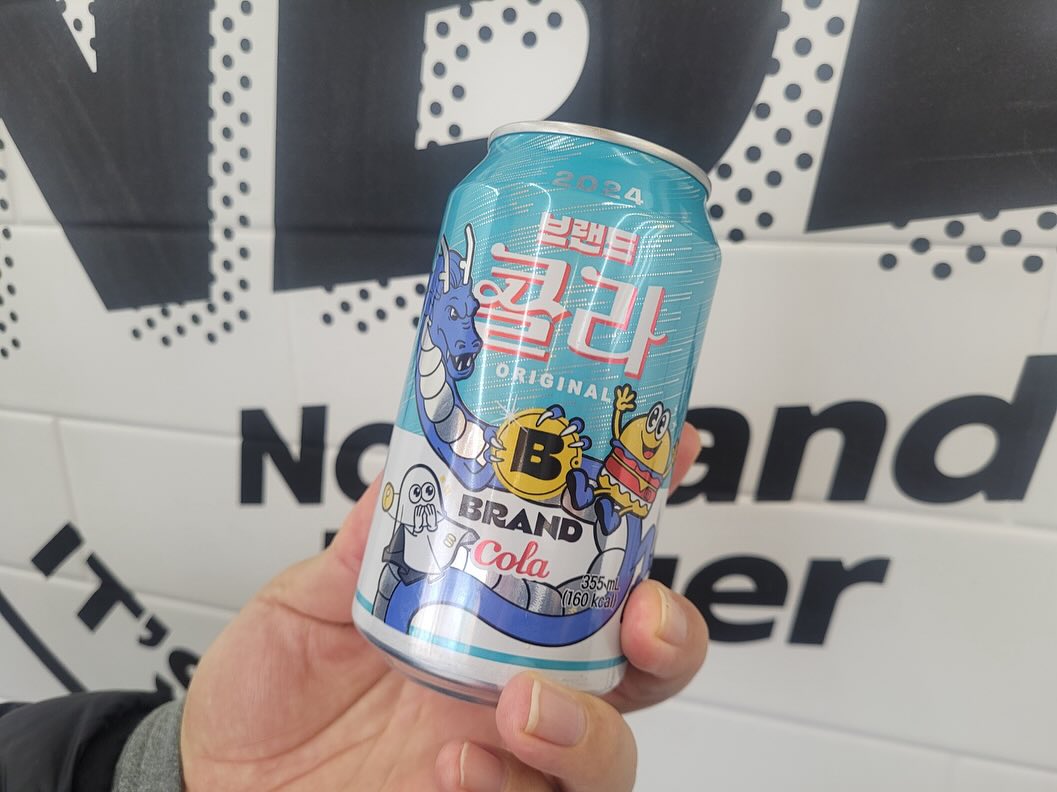 오렌만에 노브랜드 버거 먹으러 왔는데~~
브랜드 콜라가 달라졌네요👍
청룡의 해를 기념해서 만든
브랜드 콜라 청룡에디션🥤
마시면 올해 청룡처럼 비상할 것 같아요🙏

#노브랜드버거 #브랜드콜라청룡에디션 #NBB
 #청룡의해 #새해복많이받으세요