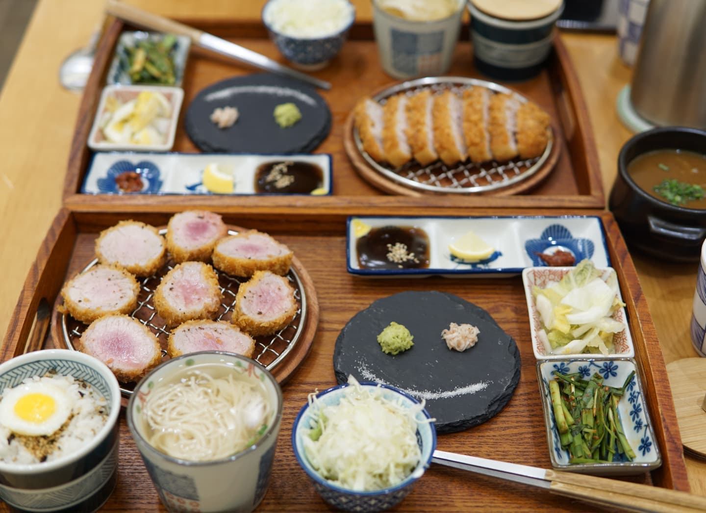 ❤대존맛❤ 경양카츠 최고...!!!!
사람들이 왜 좋아하는지 알것같았다
고기 육즙 촬촬에.. 너무 부드럽고 꼬소함..
피드 올리는 와중에 또 먹고싶다 😭
트러플소금에 콕! 찍어먹어도 맛있고
카레에 찍어먹어도 존맛탱구리... 
👍돈가스를 제외한 밥,국수,샐러드,반찬들 무한리필되는거 안비밀!!!!
오빠랑 각자 밥 두공기씩 먹고 온것도 안비밀😙
.
.#경양카츠분당서현점#분당돈가스#분당돈가스맛집#분당맛집#서현역돈가스#서현돈가스#서현돈가스맛집#서현돈까스#서현역혼밥#서현혼밥맛집 #분당신상맛집