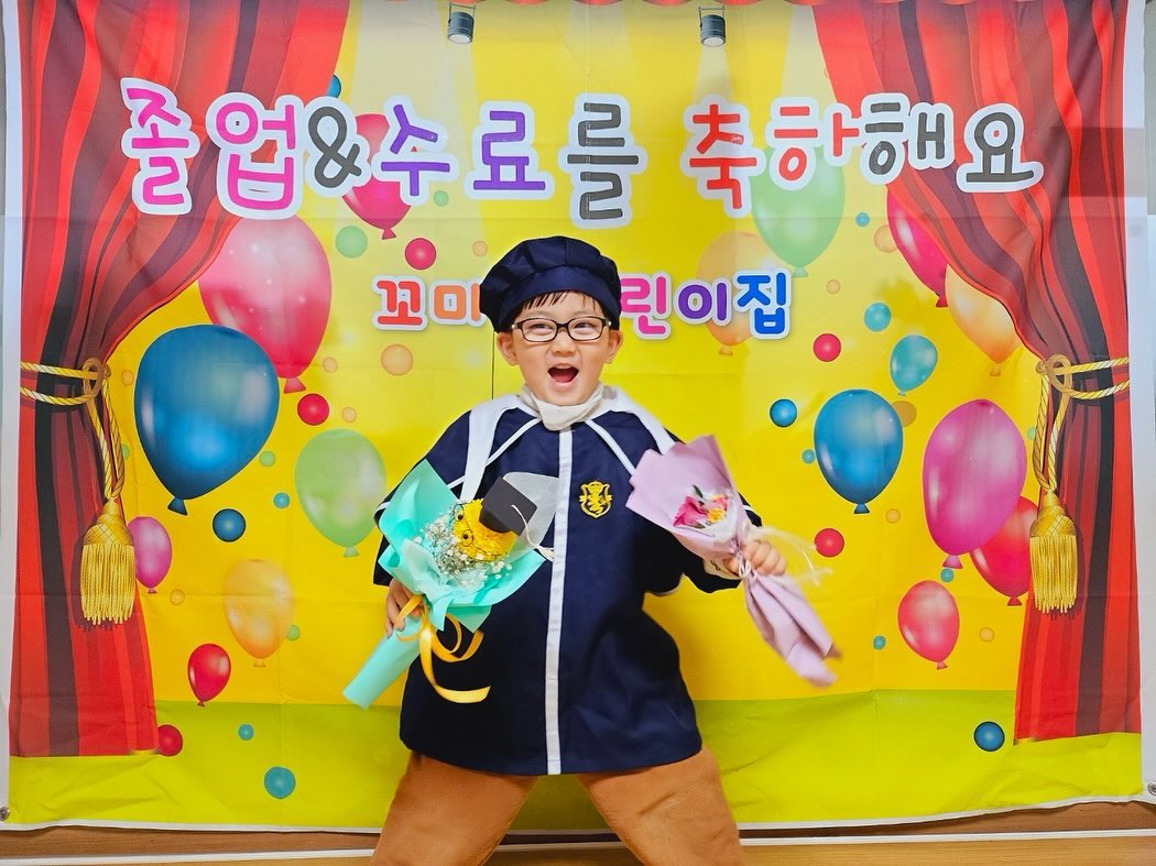 #어린이집수료
10개월에 빈자리 찾아 들어갔는데
너무도 즐겁게 3년을 다닌 
#꼬마별어린이집 마지막인사를 하고 왔는데
아직 이별을 모르는 47개월 아들 ㅎㅎㅎ

당장은 어린이집을 안가니 좋은데
선생님과 친구, 동생들이 보고싶을 것 같다고 말해서
보고싶을때 언제든 볼 수 있게
키즈노트에서 사진 받아 포토북만드는 중ㅋ

매일 해바라기처럼 웃고 있는 사진을 보니 
행복한 일상이었던 것 같아 더 뿌듯😊

#내비타민❤️ #4살추억 #4살아들일상