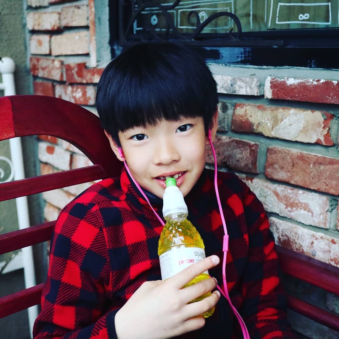 행복한 두아들맘 😙 on Instagram: “#비타민음료 오늘도 비타민음료 #팝캡 으로 비타민 충전 완료~~~🤹‍♀️🤹‍♂️🤹‍♀️🤹‍♂️ . #멀티비타민 팹캡은요~~ 터트려 마시는 #캡슐비타