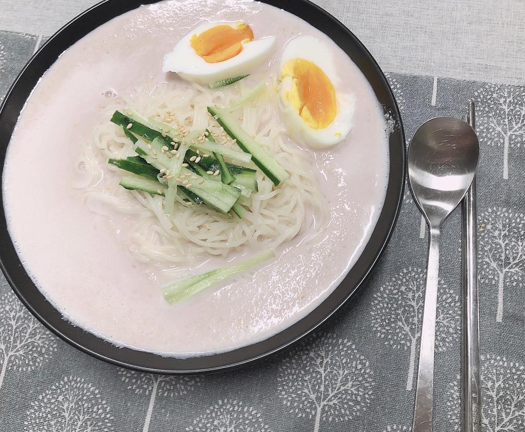콩국수는 여름별미,먹고싶으면?!💡 유레카! 만들어 먹기
콩갈고 국수 삶아 먹기위한 열정😛

#콩국수만들기 #콩국수 #콩국수사랑 #콩사랑