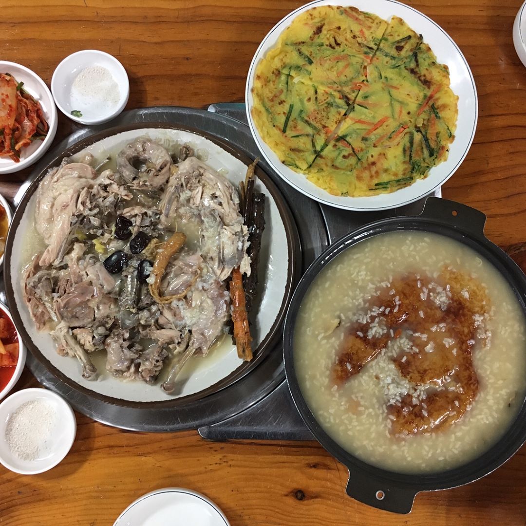 Donggun Seo on Instagram: “#홍제역맛집 #닭백숙맛집 #산천마루🐓 . #몸보신💪 이 필요했는데, 때마침 #닭백숙 을 !! 그것도 그냥 닭백숙이 아닌 #한방누룽지닭백숙. #양이_엄청남 3인분이상임. 닭 살은 엄청 실하고, 부드러움👍 특히 #누룽지 그 고소함은 이루 말할수…”