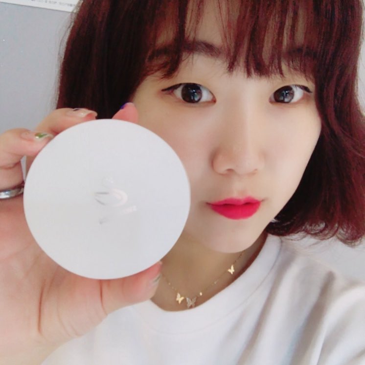 두부쩡 : 이민정 on Instagram: “얼마전부터 쓰기 시작한 나의 여름쿠션 펌핑타입으로 쓰기가 편해요~ 케이스부터 깔끔하고 군더기 없이 잘 발려져서 이번제주도에 가서 제대로 사용하고 왔어요 ^^ . . . . #천연화장품 #스와니코코  #백조쿠션블랙 #백조쿠션  #인생쿠션 #지성쿠션…”