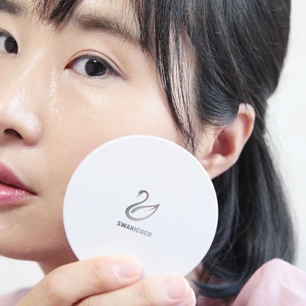 밤곰이 on Instagram: “#천연화장품 #스와니코코
#백조쿠션 
산뜻한사용감이 굿굿 
촉촉하면서도 커버력도 맘에들어욧
#여름쿠션 이제 요걸로 정착할래요~~ #팩트추천 #인생쿠션 #지성쿠션 #백조쿠션블랙 #백조쿠션화이트”