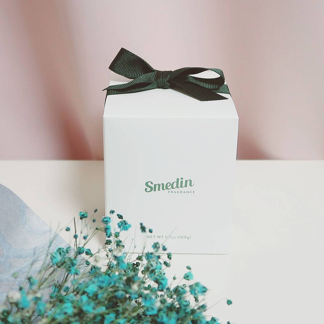 @love.love.na on Instagram: “. #스메딘#천연소이캔들  처음에 보자마자 정말 심쿵🎈 마치 크리스마스 선물 미리 받은 것 처럼 너무 사랑스러운 패키지🎅  자연에서 얻은 천연 식물성 성분과 친환경 패키지로 자연주의 라이프를 실천한다는 스메딘  향도 내가 좋아하는 레몬에이드향🎵…”
